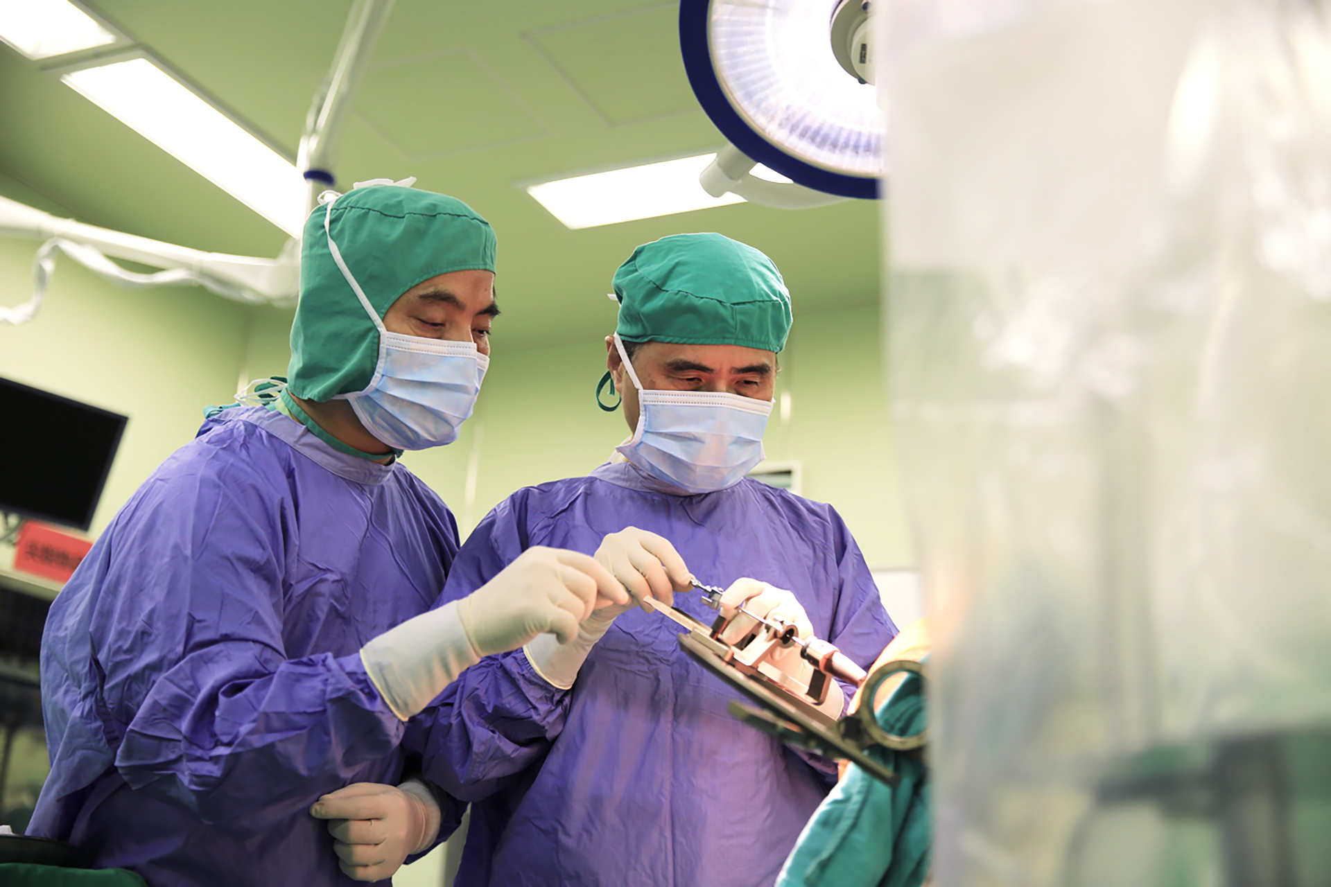 花蓮慈院神經外科部團隊，利用腦部立體定位技術將幹細胞植入中風病灶，左為林欣榮院長，右為邱琮朗主任。