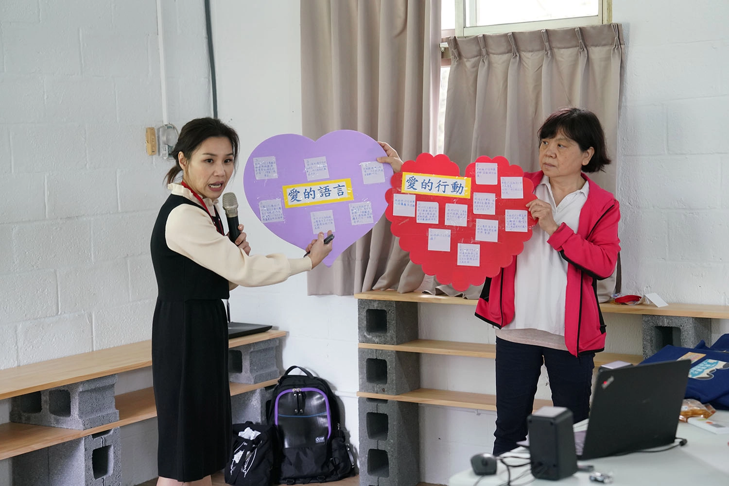 「112年花蓮縣政府北區兒少保護6歲以下親職賦能服務計畫」，親職賦能引導員楊莉苓（左）分享兒保個案到宅服務的成效，旁為兒保醫療中心社工師廖夏慧。