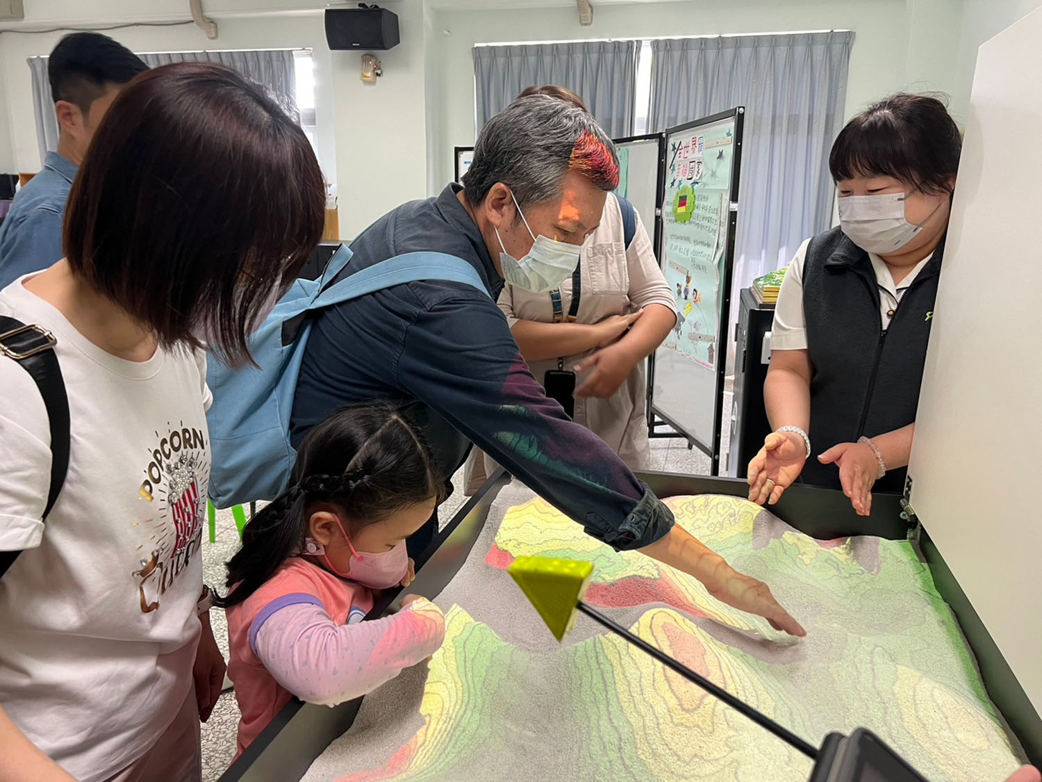 互動擴增實境沙盒將平面等高線轉換成立體地形，讓親子透過操作看見地貌變化。