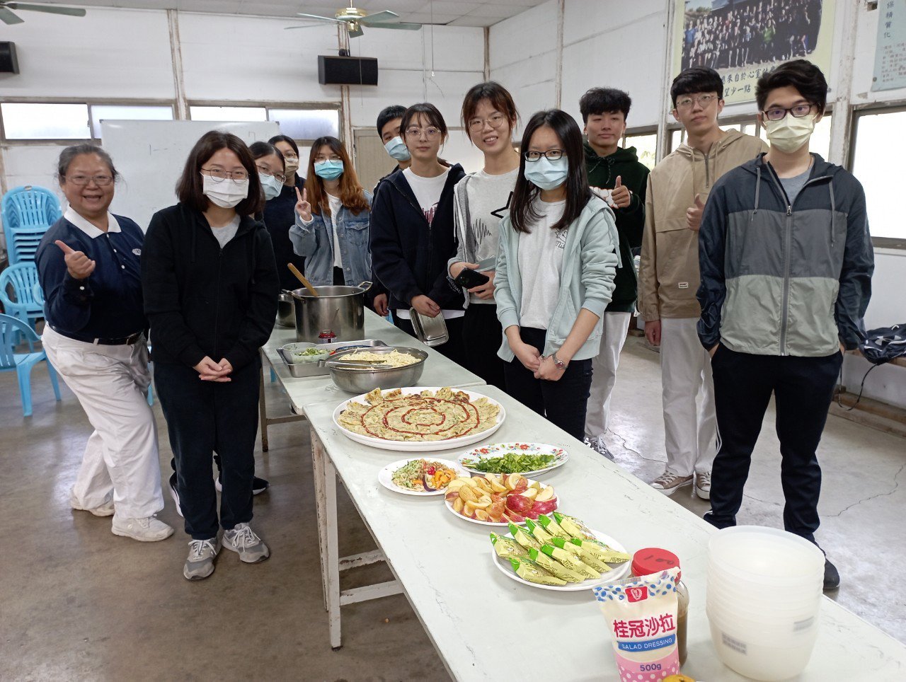中正大學學生分工合作，在慈濟志工陪伴下，完成多道美味的蔬食料理。