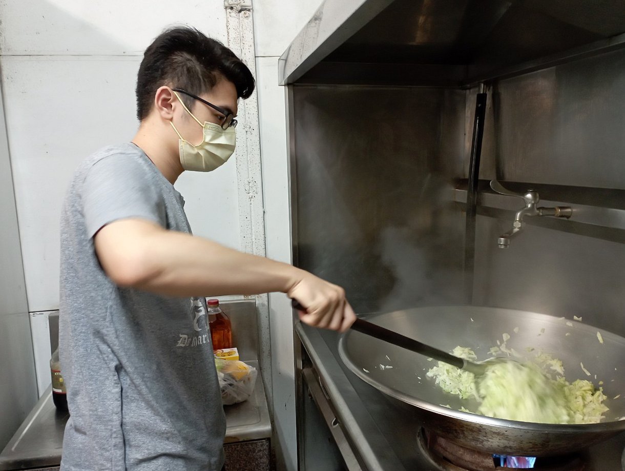 中正大學學生分工合作，在慈濟志工陪伴下，完成多道美味的蔬食料理。