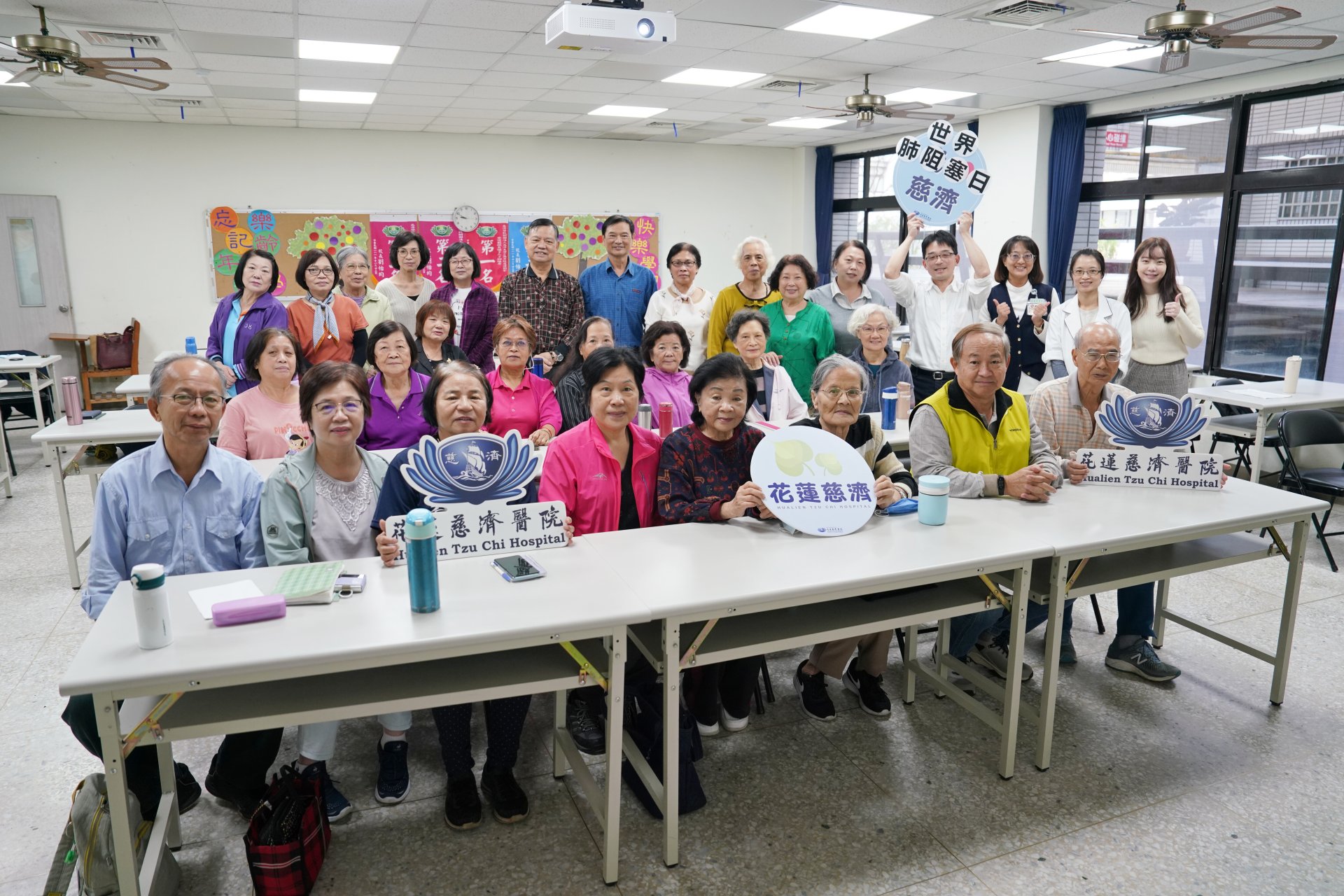 花蓮慈院與慈濟大學社會推廣中心的樂齡大學合作，24日舉行慢性阻塞性肺病衛教講座，現場數十位65歲以上長者踴躍出席提問。