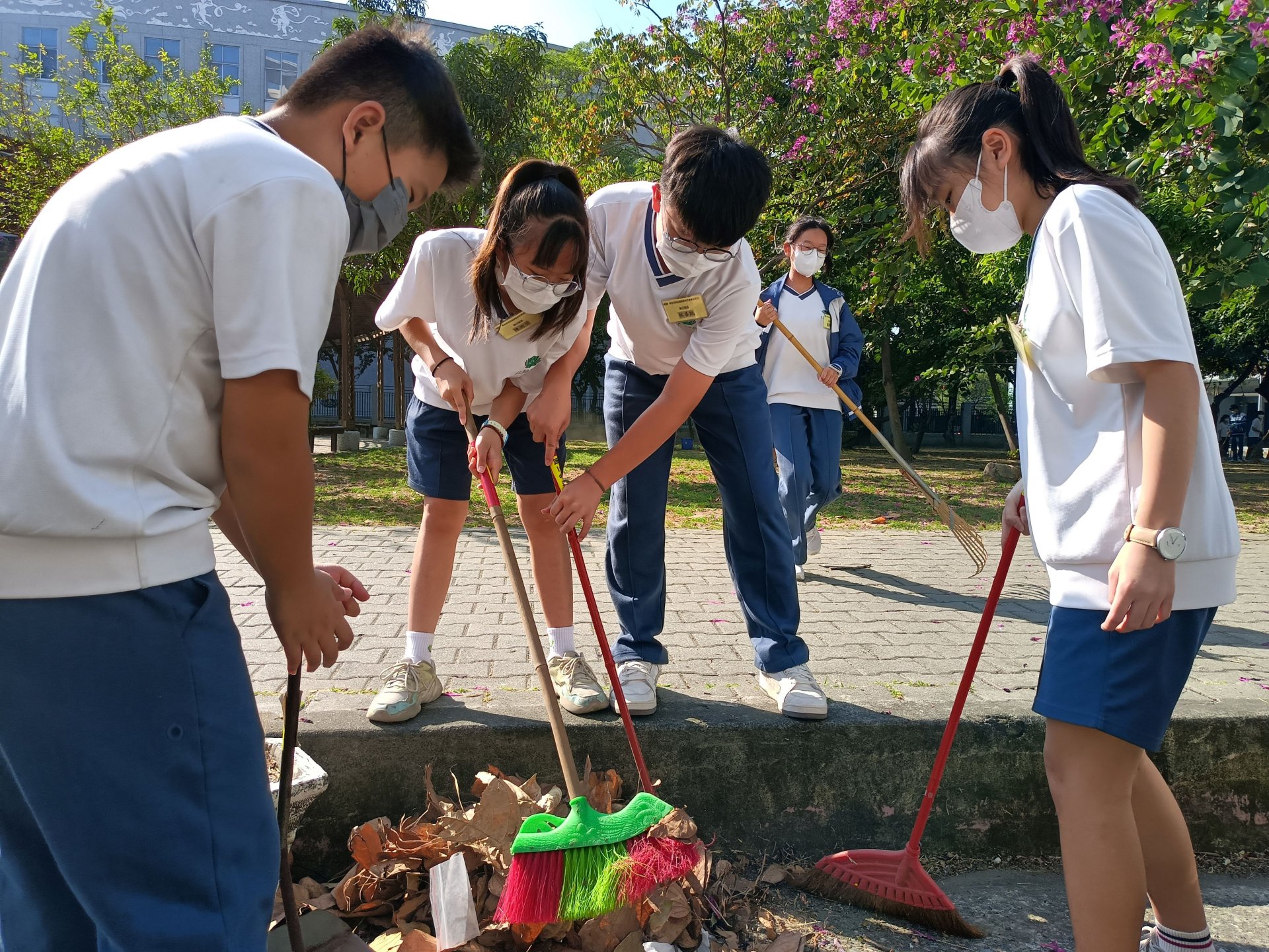 掃街不僅促進人與環境的關係，更促進班級同學之間的合作默契。