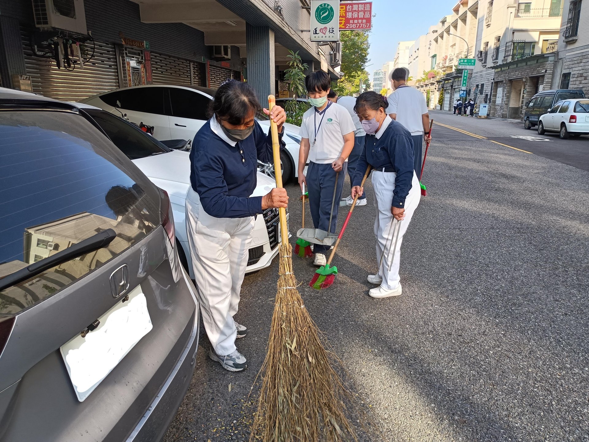 懿德媽媽以行動做典範,建立學生積極服務的心。