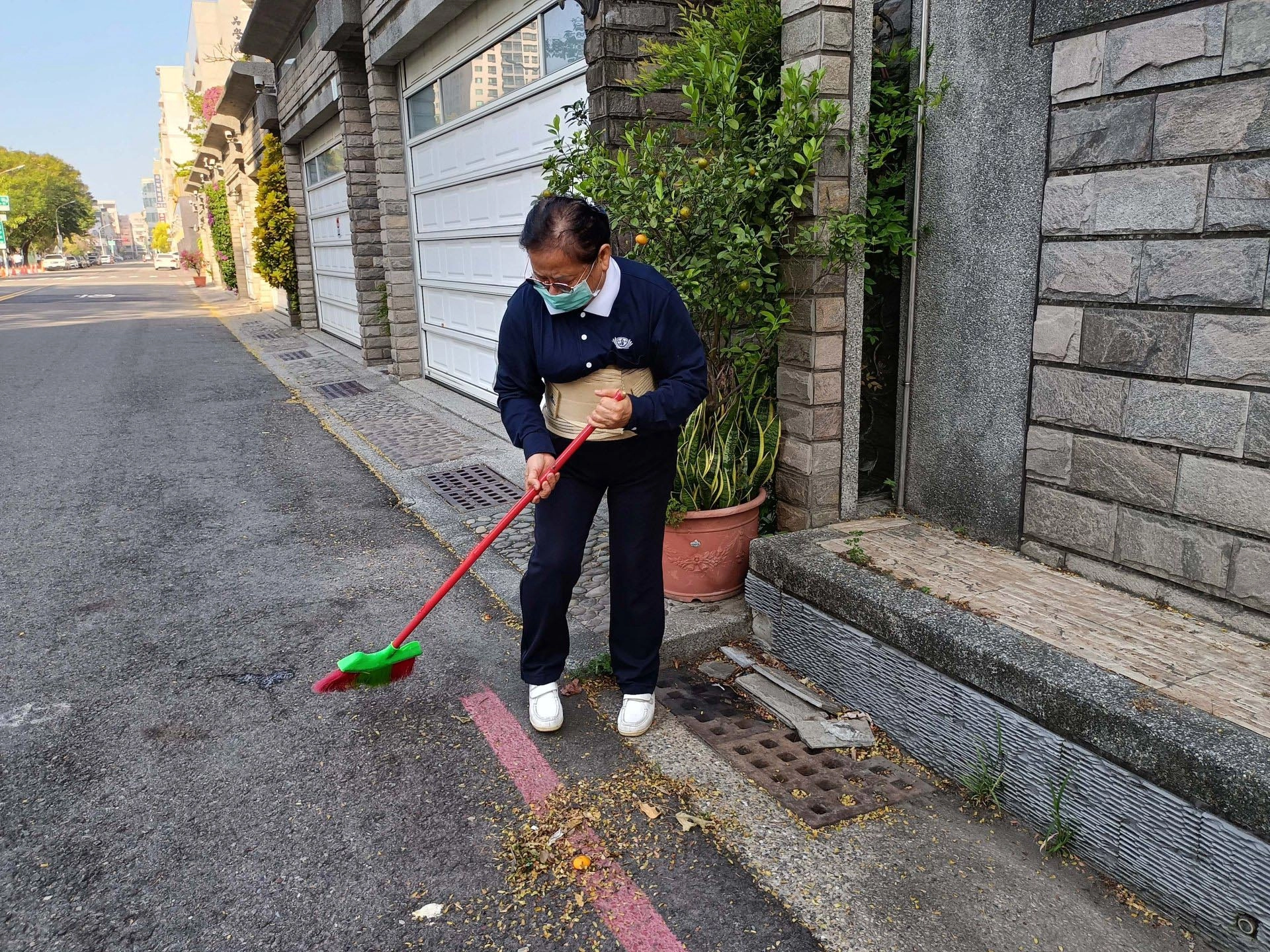 懿德媽媽陳惠玲自創校16年以來陪伴學生做志工不間斷。