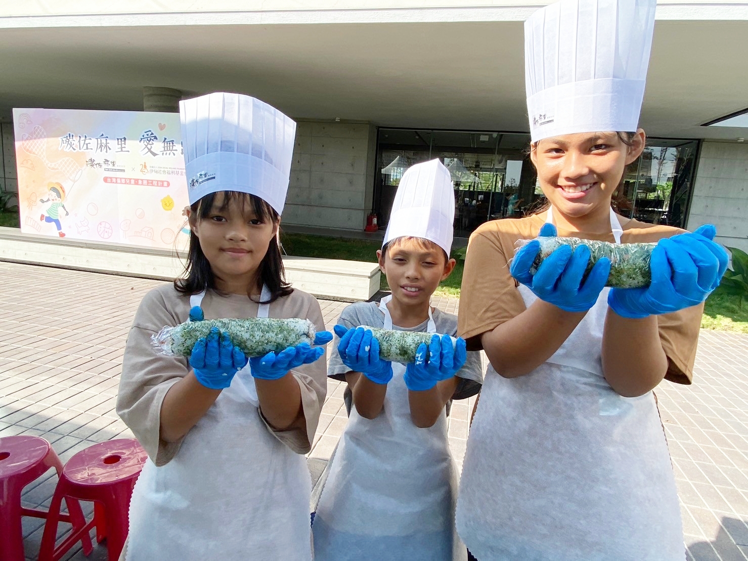 小恩三姊弟首次親手體驗製作花壽司製作。