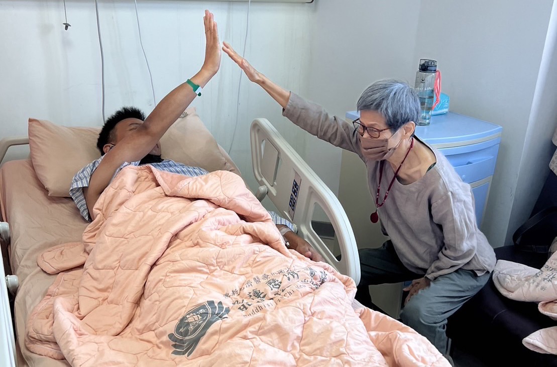 彭浚愷捐髓完成回到病房時，和媽媽陳美珍相互擊掌，「Give me Five! 耶！」慶祝捐髓成功! (攝影者:陳美華)