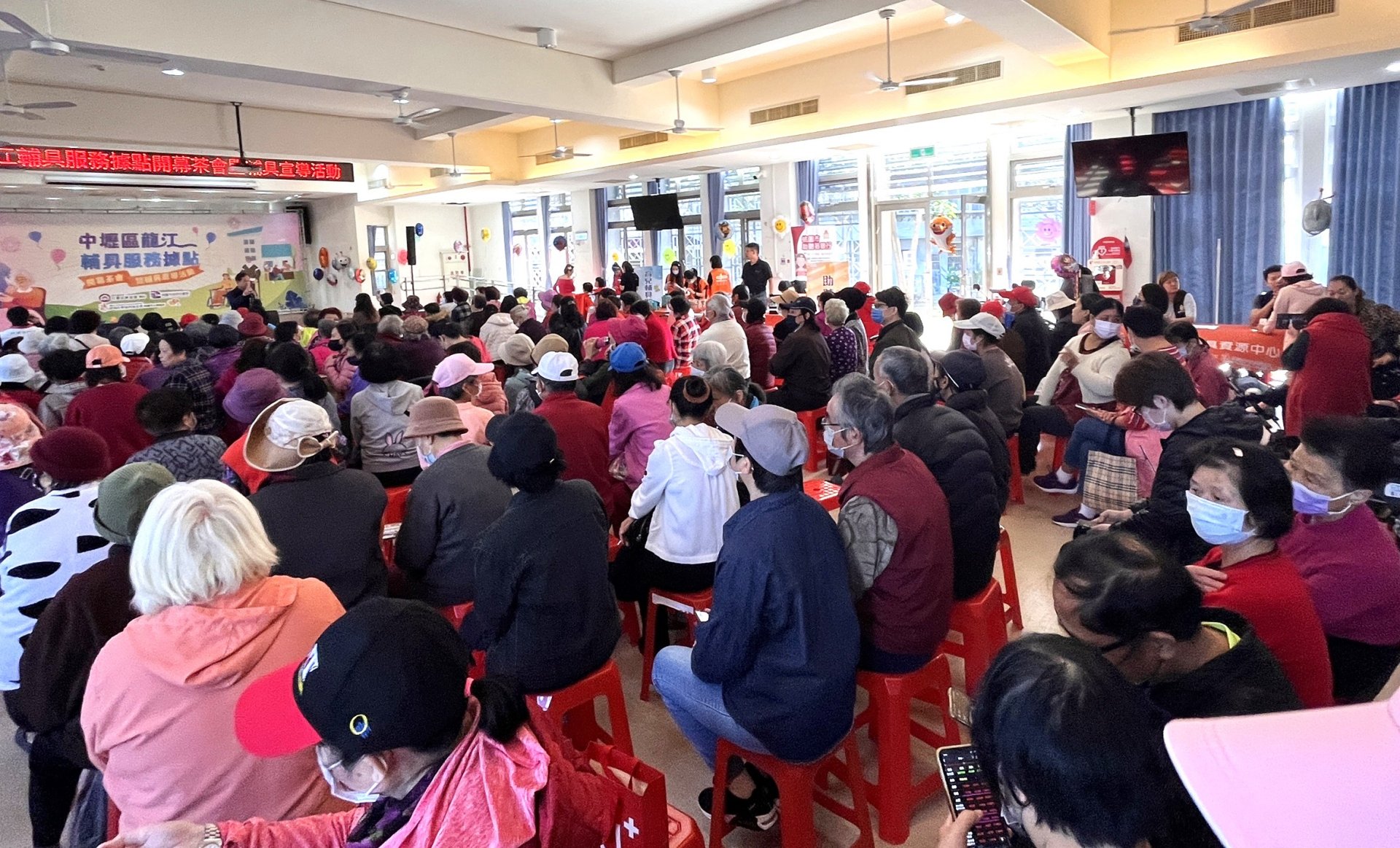 桃市府社會局委託伊甸辦理桃園市南區輔具中心,28日,於龍江社區活動中心舉行輔具服務據點開幕茶會。