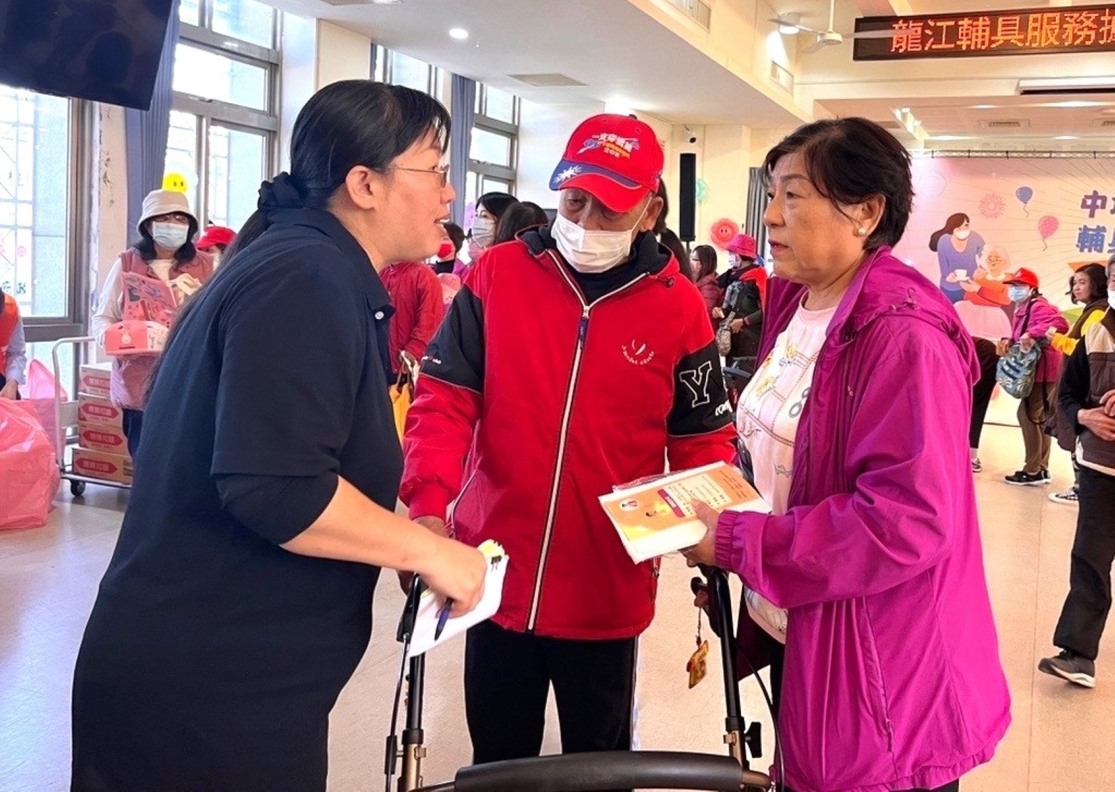 91歲的楊伯伯日前因助步器煞車損壞而跌倒受傷,現場接受伊甸所承接的桃園南區輔具資源中心諮詢與預約服務。