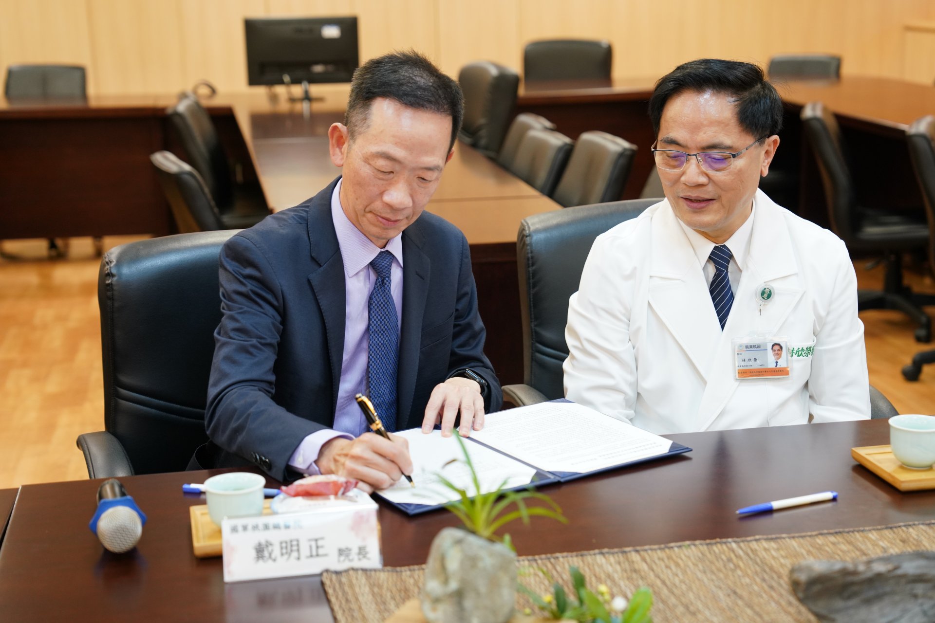 花蓮慈濟醫院院長林欣榮(右)與國軍桃園總醫院院長戴明正(左)11月29日簽署合作備忘錄，戴明正院長接著簽。