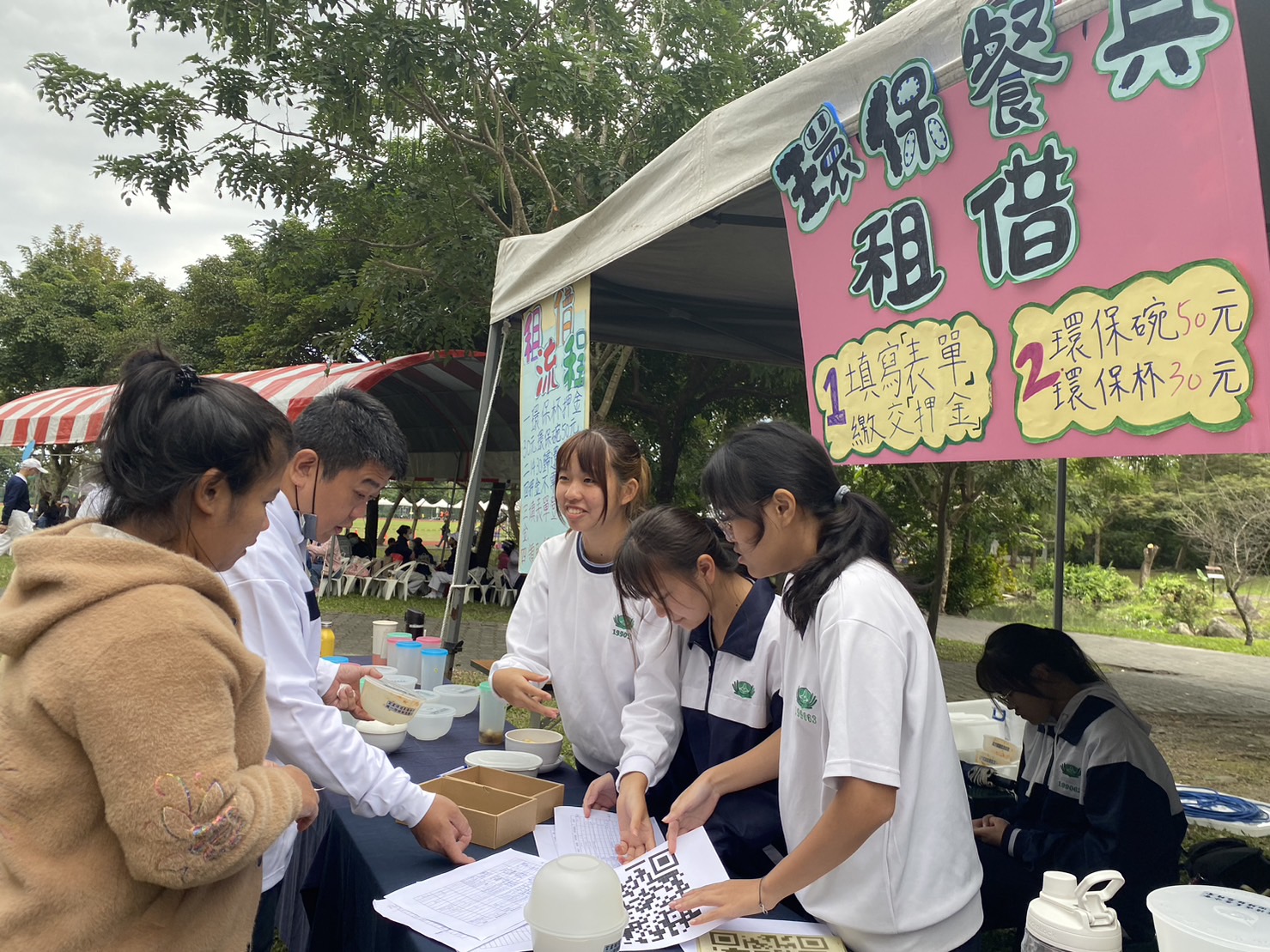 「環保餐具租借」攤位 落實環保理念