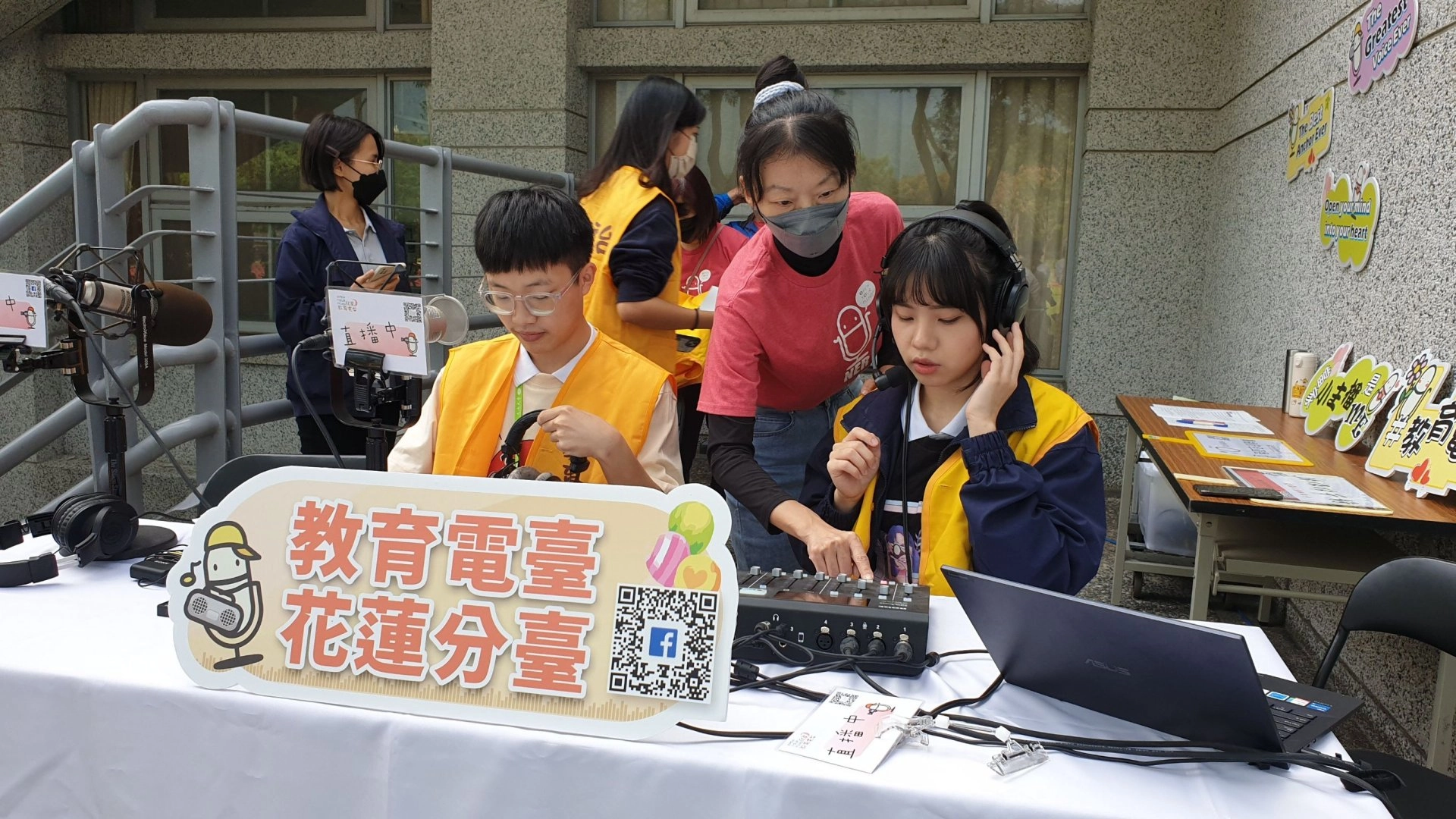 花蓮教育廣播電台團隊和慈大實習電台合作，企劃特別節目，將行動錄音室搬到現場