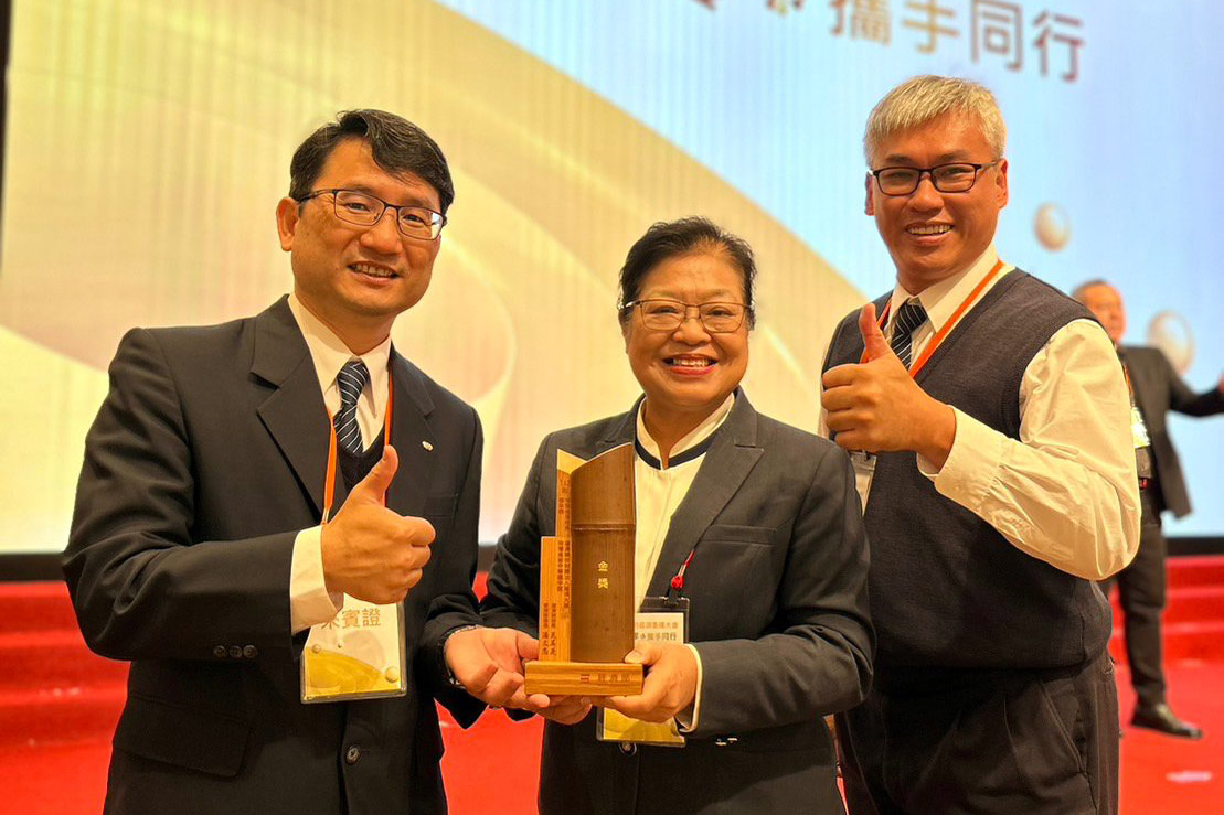 校長李玲惠與賴彥男主任及林成財老師于台北接受經濟部頒發的金質獎