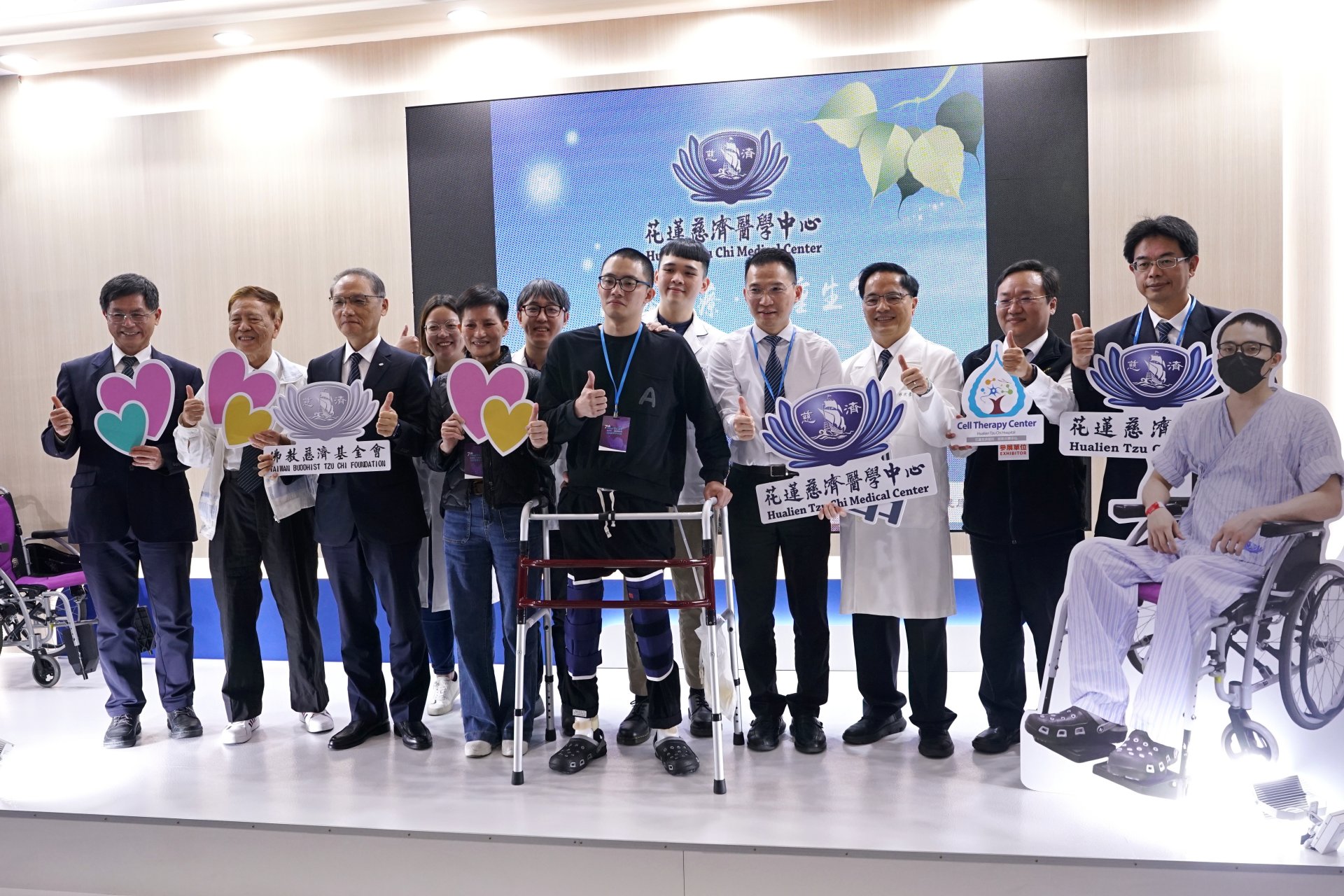 脊髓損傷病人阿翰(中)與花蓮慈院團隊在2023台灣醫療科技展中分享「自體骨髓間質幹細胞治療脊髓損傷」治療成果。