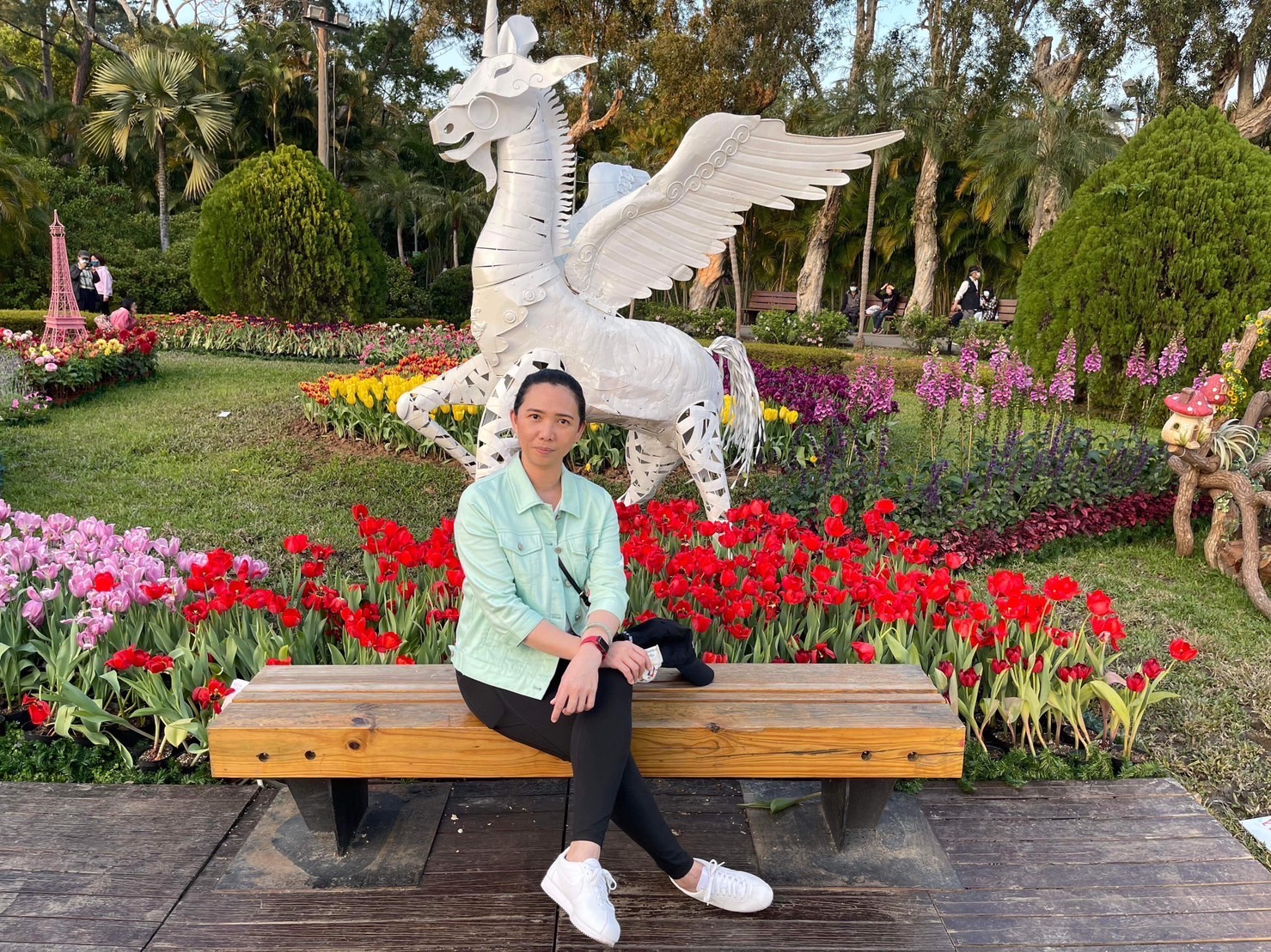 吳寶英常說「助人最快樂」，她所服務的臺北市服務站志工隊，今年首度榮獲「全國績優志工團隊獎」。