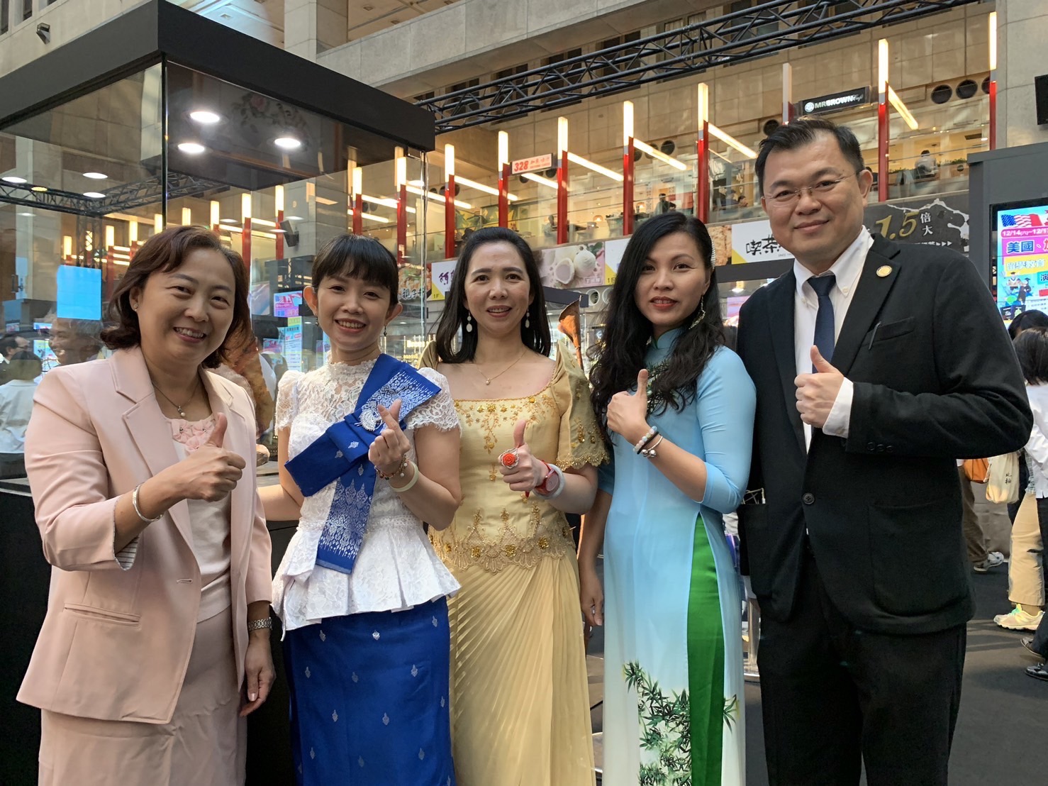 來自菲律賓的吳寶英(左三)、柬埔寨的梁麗群(左二)及越南的陳秋柳(左四)等人，曾替法務部最高檢察署拍攝新住民反賄選宣導影片。(左一為臺北市服務站主任蘇慧雯，左五為臺北市服務站視察鄭宗仁)