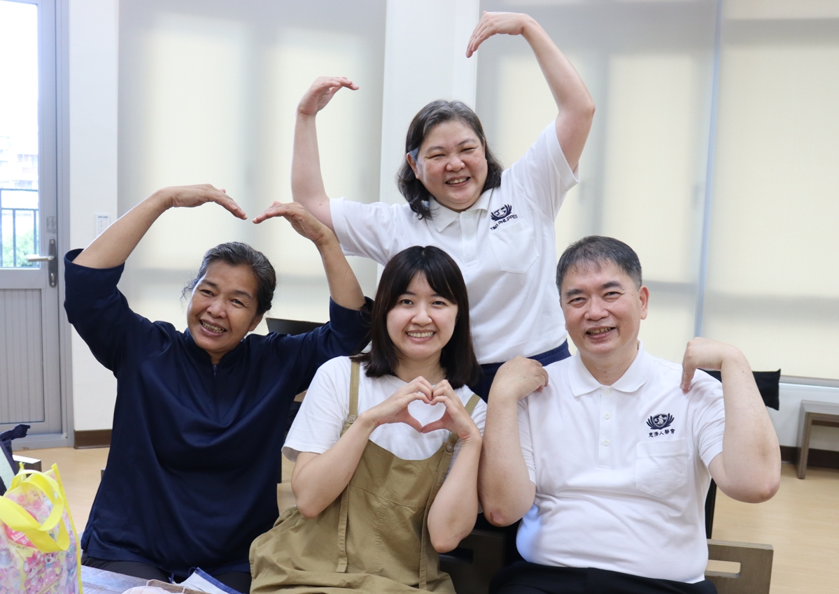 蔡超勇(前右一)得以親自感謝恩人廖柔婷(前右二),他說:「這一份髓緣之情的相遇,讓他擁有了二次生命,非常感動與感恩」。