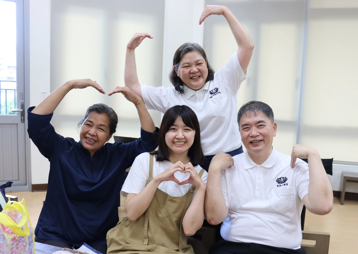 蔡超勇(前右一)得以親自感謝恩人廖柔婷(前右二)，他說：「這一份髓緣之情的相遇，讓他擁有了二次生命，非常感動與感恩」。