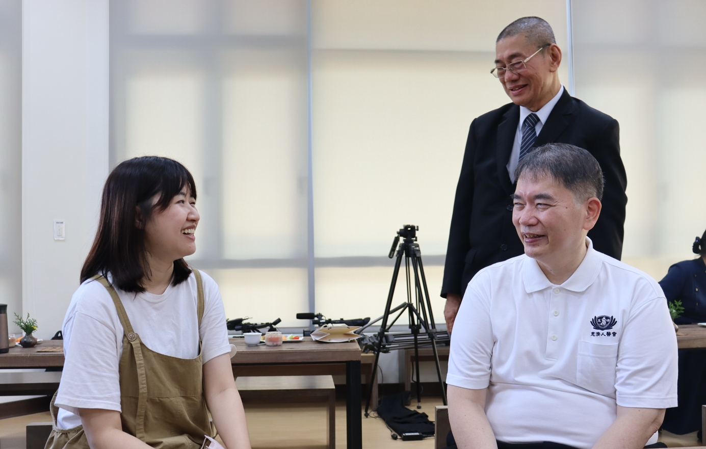 「你的一針、他的一生」印證在造血幹細胞捐贈者廖柔婷(左)及受贈者蔡超勇(右)兩人身上。