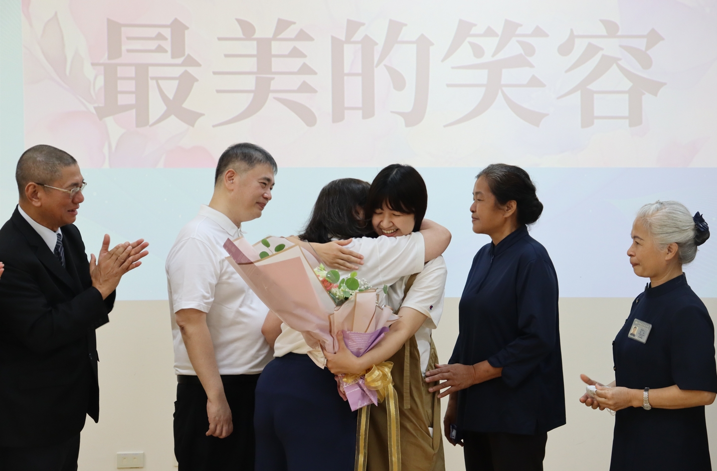 相見歡大家都展現最美的笑容,蔡超勇的太太給予廖柔婷深深的擁抱,感謝她救了全家人。