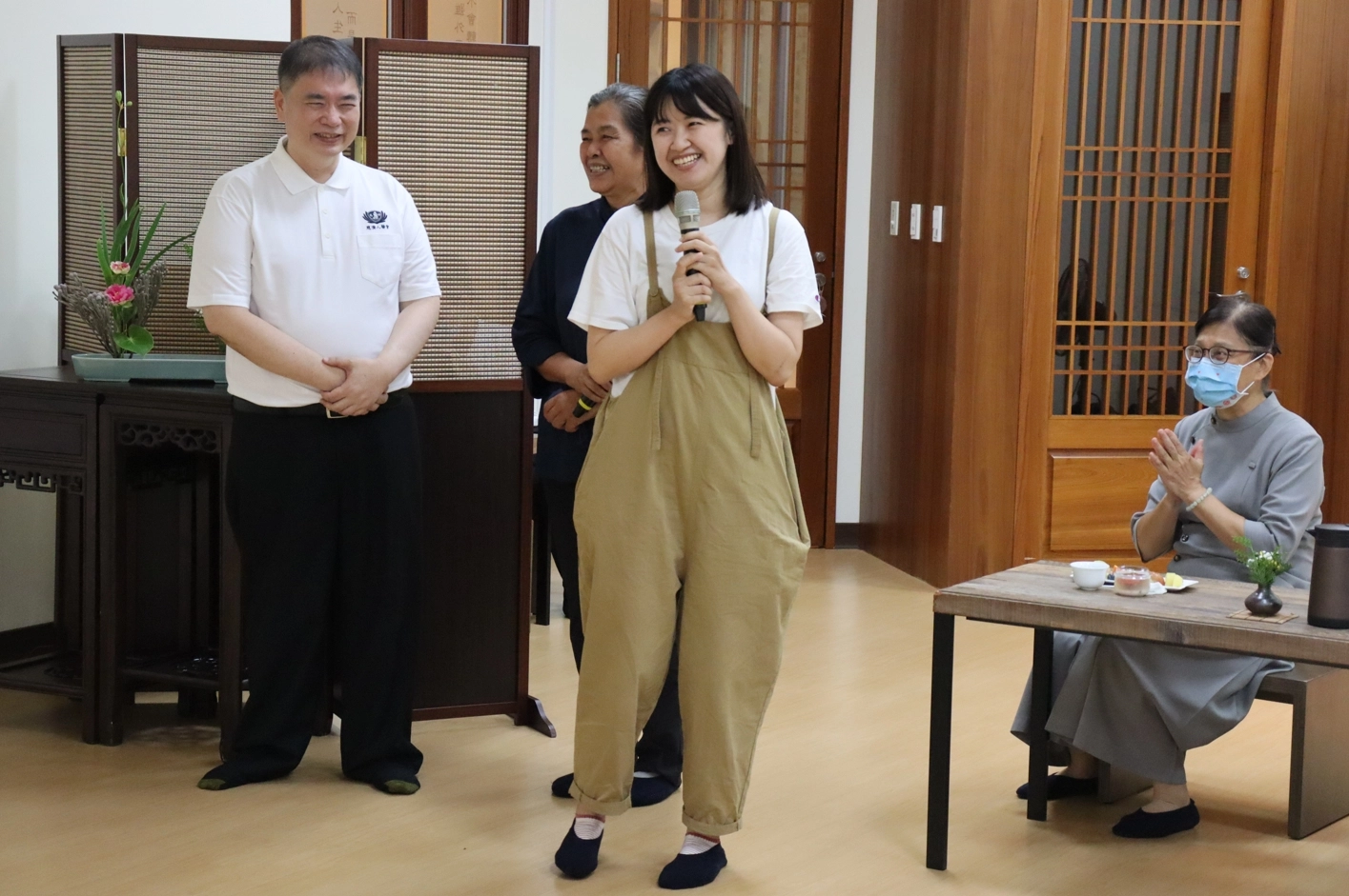 相見歡這天，造血幹細胞捐贈者廖柔婷(前)人如其名，帶著燦爛柔美的笑容與蔡超勇(後左一)見面。