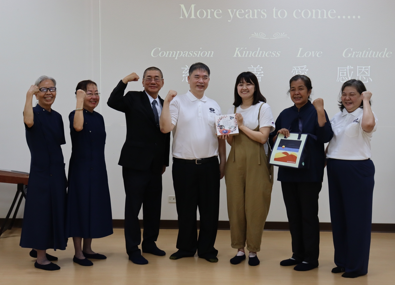 10月1日在臺北市慈濟中正靜思堂,造血幹細胞受贈者蔡超勇(左四)與捐贈者廖柔婷(右三)相見歡。