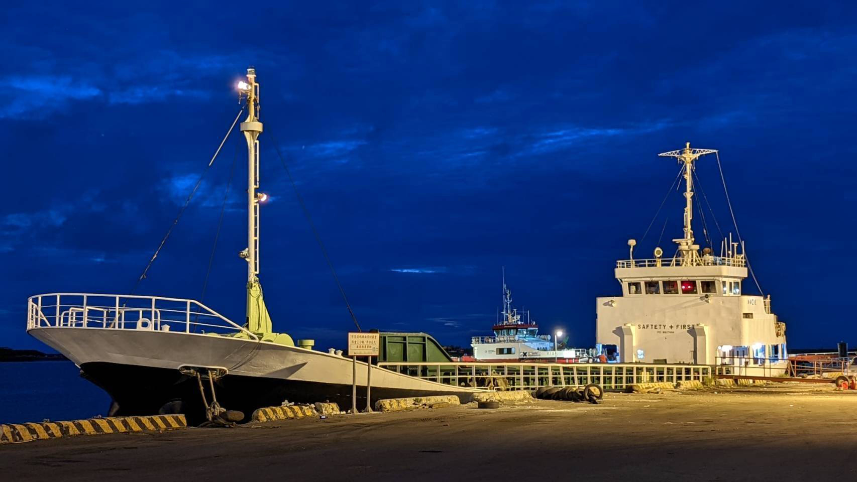 布袋港裝滿二櫃輔具，跨海運送至澎湖。