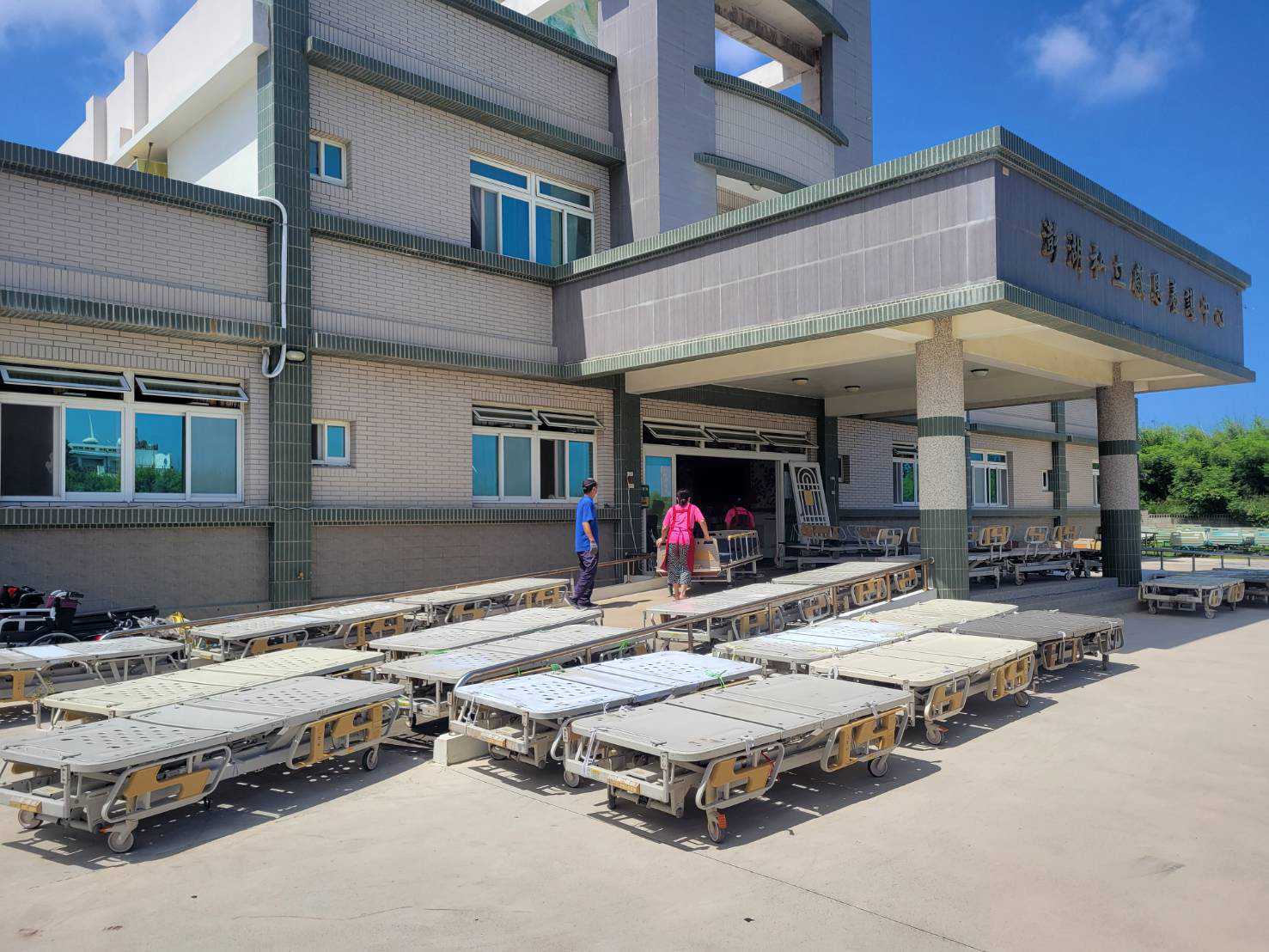 (上)志工將回收的43張電動醫療床，及輪椅、手杖等跨海運送到澎湖的養護中心。