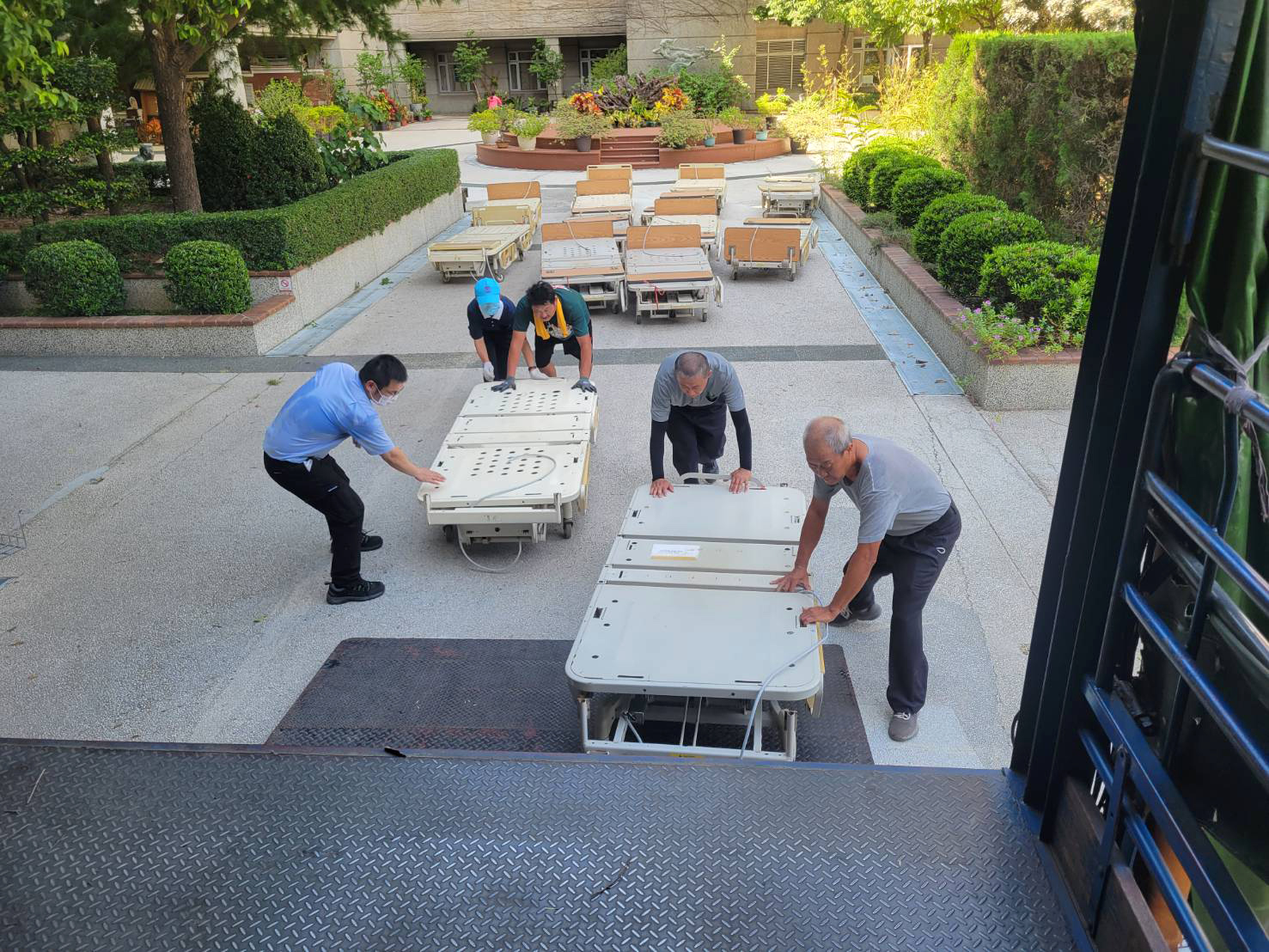 慈濟環保輔具平台從大林慈濟醫院回收60多張電動醫療床。