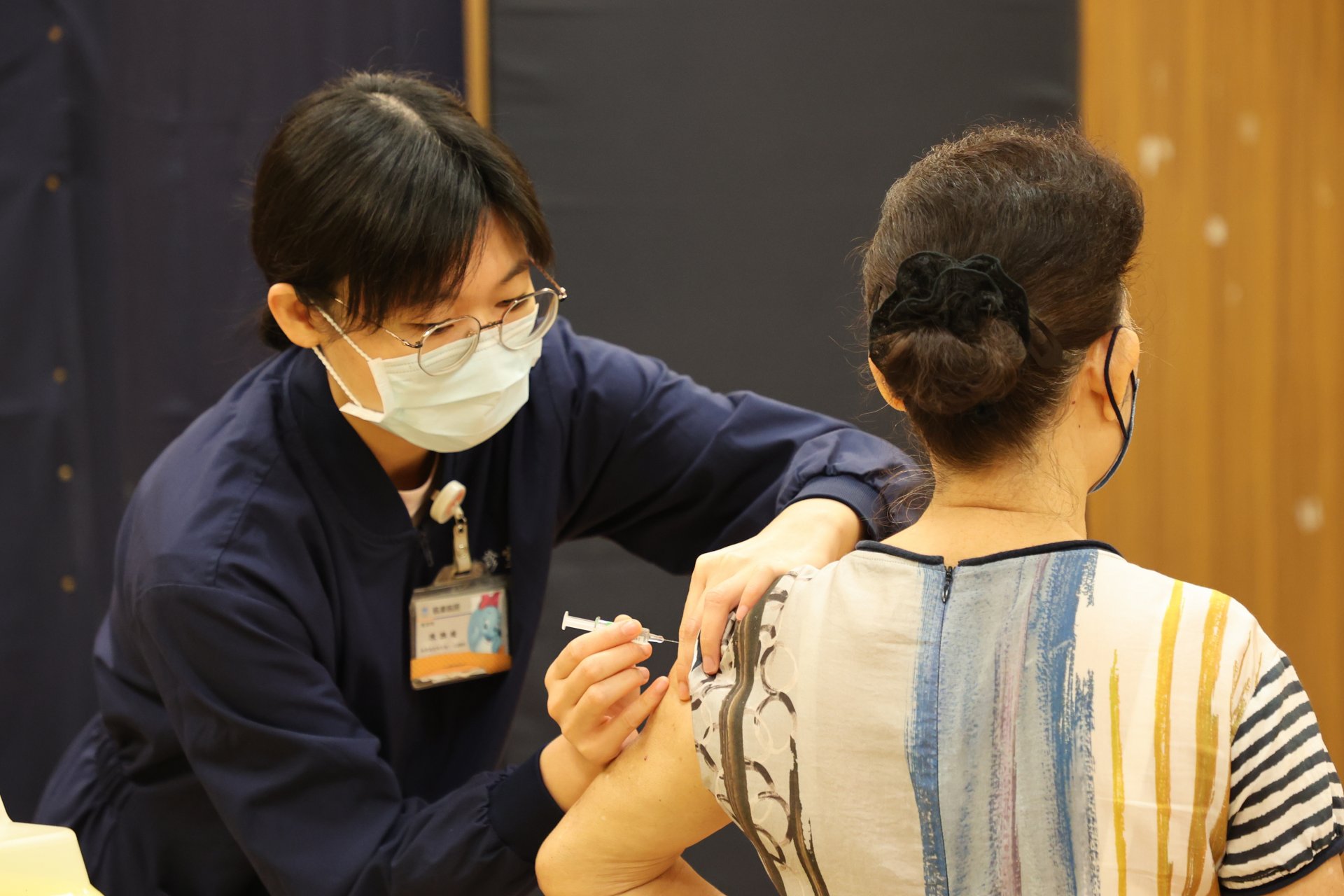 流感好發季節即將來臨,花蓮慈濟醫院在10月2日,正式開始施打公費流感疫苗,首日為65歲以上長者集中施打場次,預計為250名長者接種疫苗。