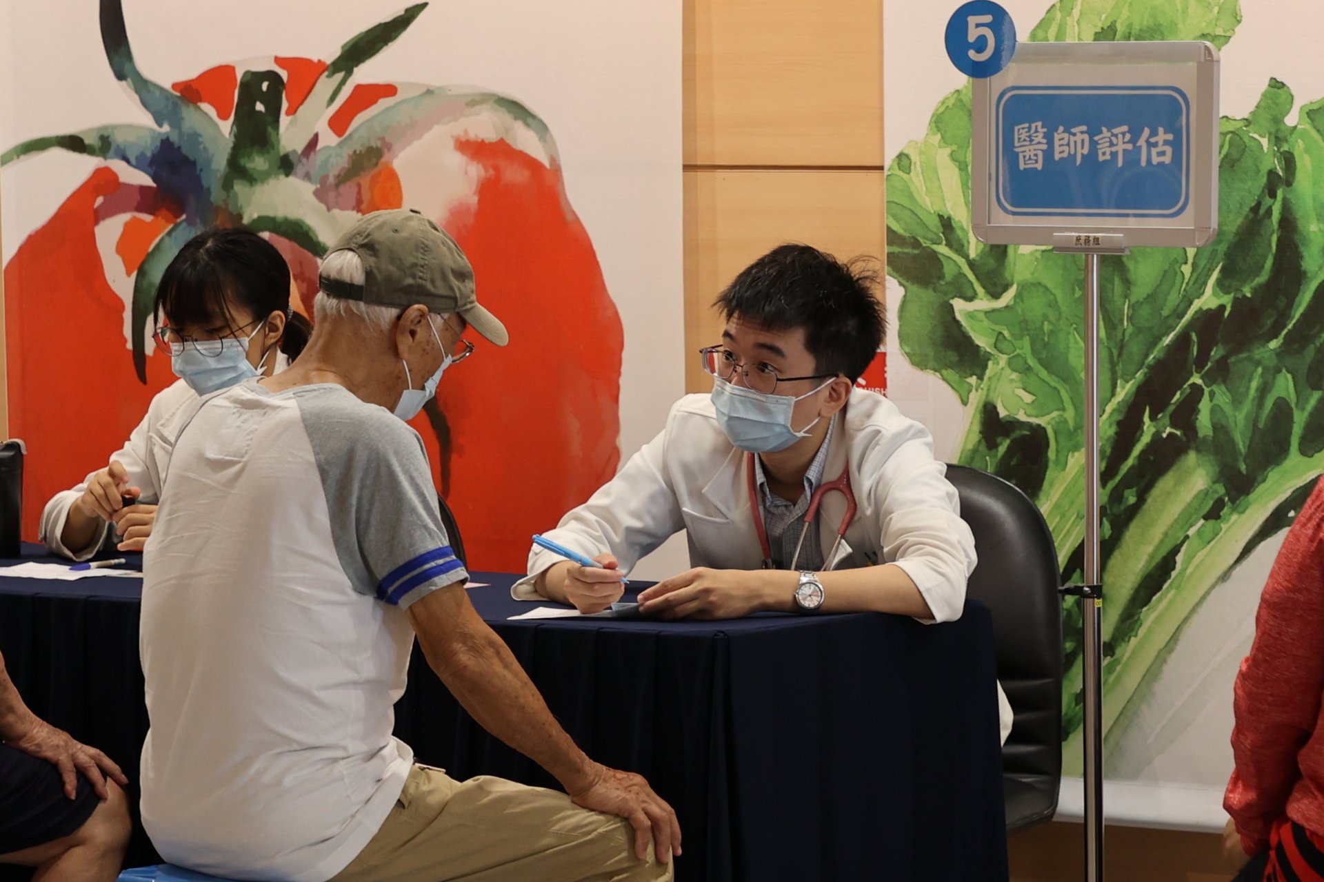 家庭醫學部醫師黃奕翔(右)表示,長者得到流感的重症風險較高,接種流感疫苗可以降低6成的重症風險,避免感染後疾病惡化出現嚴重併發症。