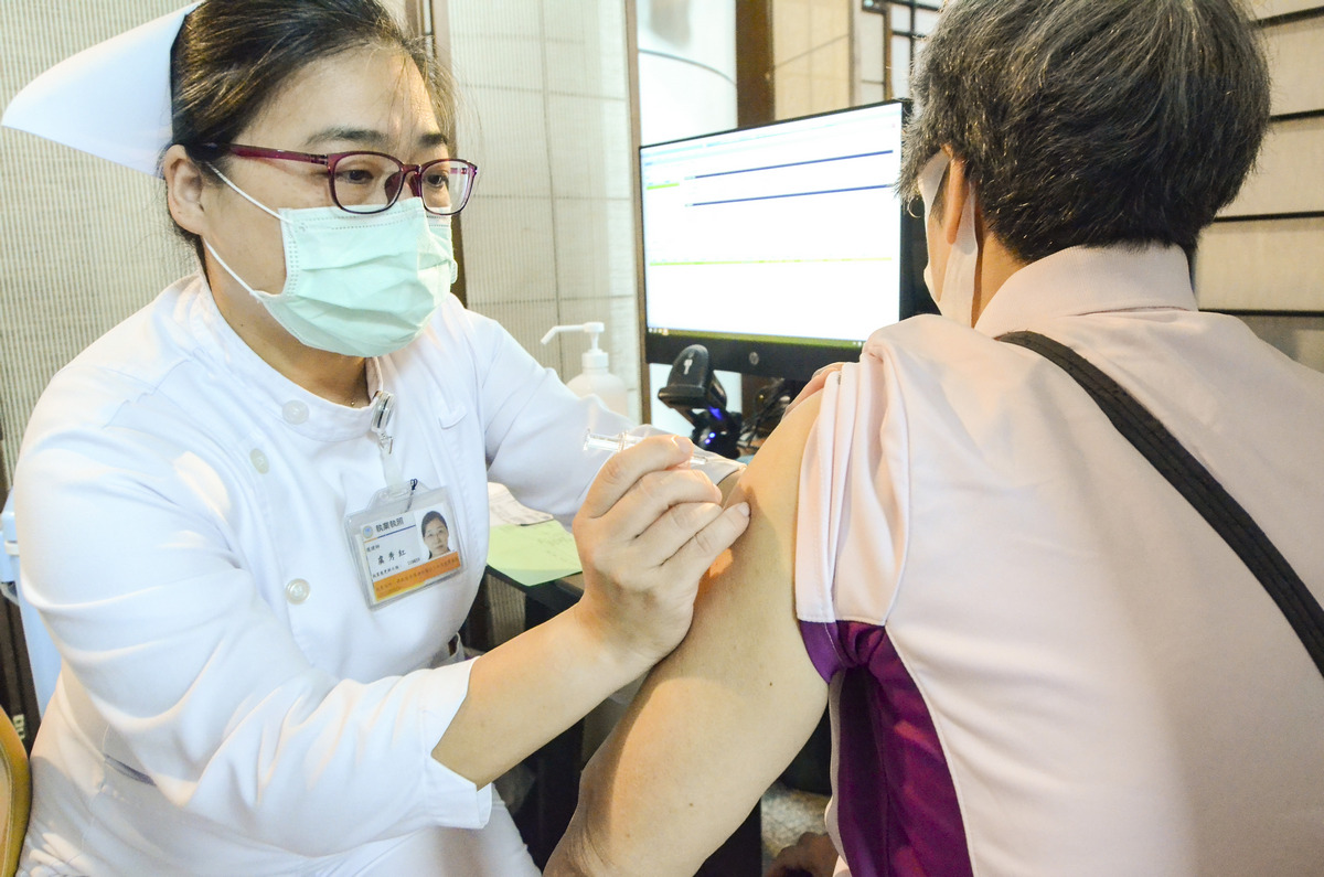預防流感，除了洗手、戴口罩外，打疫苗是最佳的防護方式。
