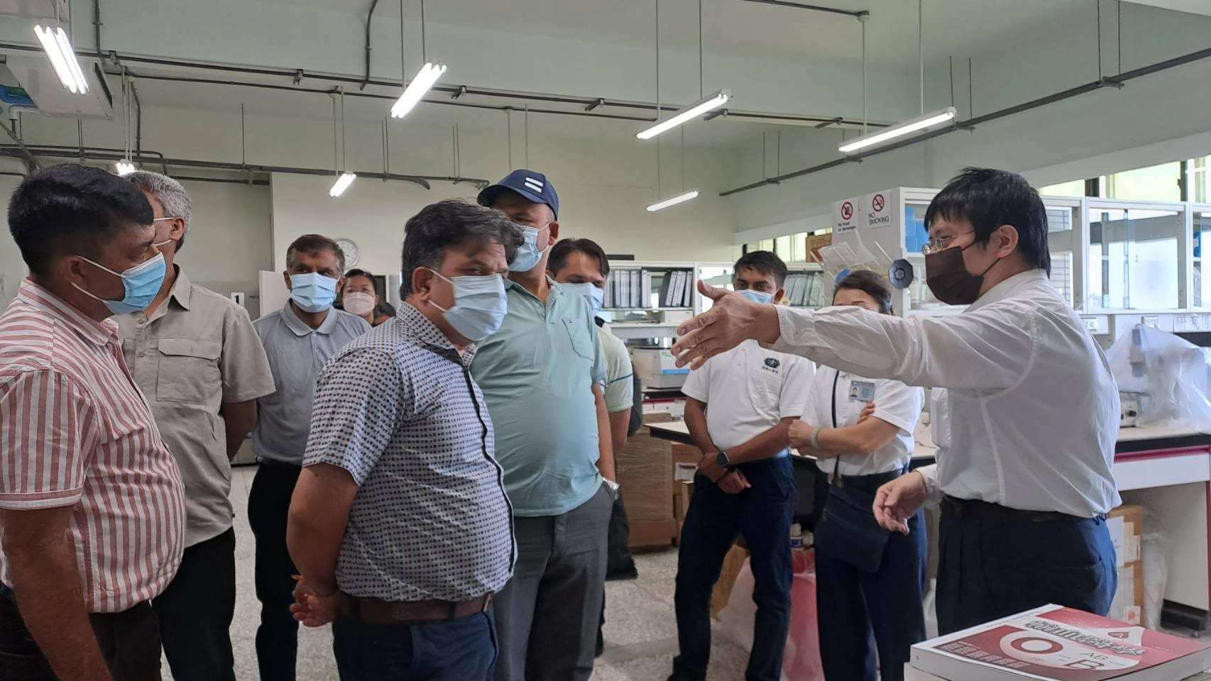尼泊爾衛生醫療團參訪慈濟骨髓幹細胞中心，由林宗良組長(右一)導覽介紹運作流程。