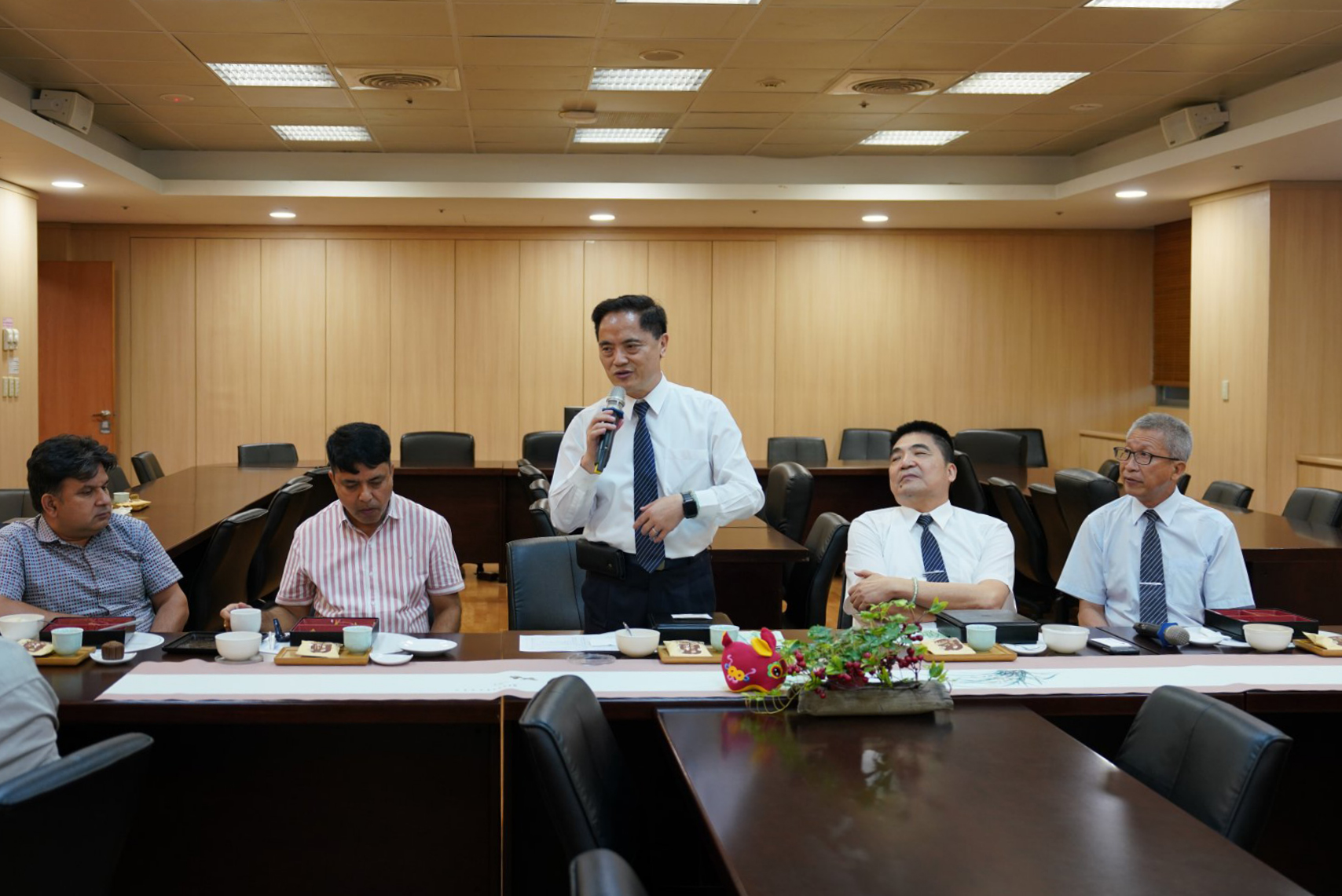 林欣榮院長(左三)致詞指出，在國際人醫年會中，也討論到，如何結合尼泊爾政府與志工，完成上人的願，羅慶徽副院長(右三)、Upendra Dhungana (Senior Public Health Administrator，左一)、Bhawanath Khatiwada (Under Secretary, Department of Health Service，左二)、Bisho Rup Kadka (Advisor to Health Minister，右一)、陳吉民醫師(右二)在旁仔細聆聽。