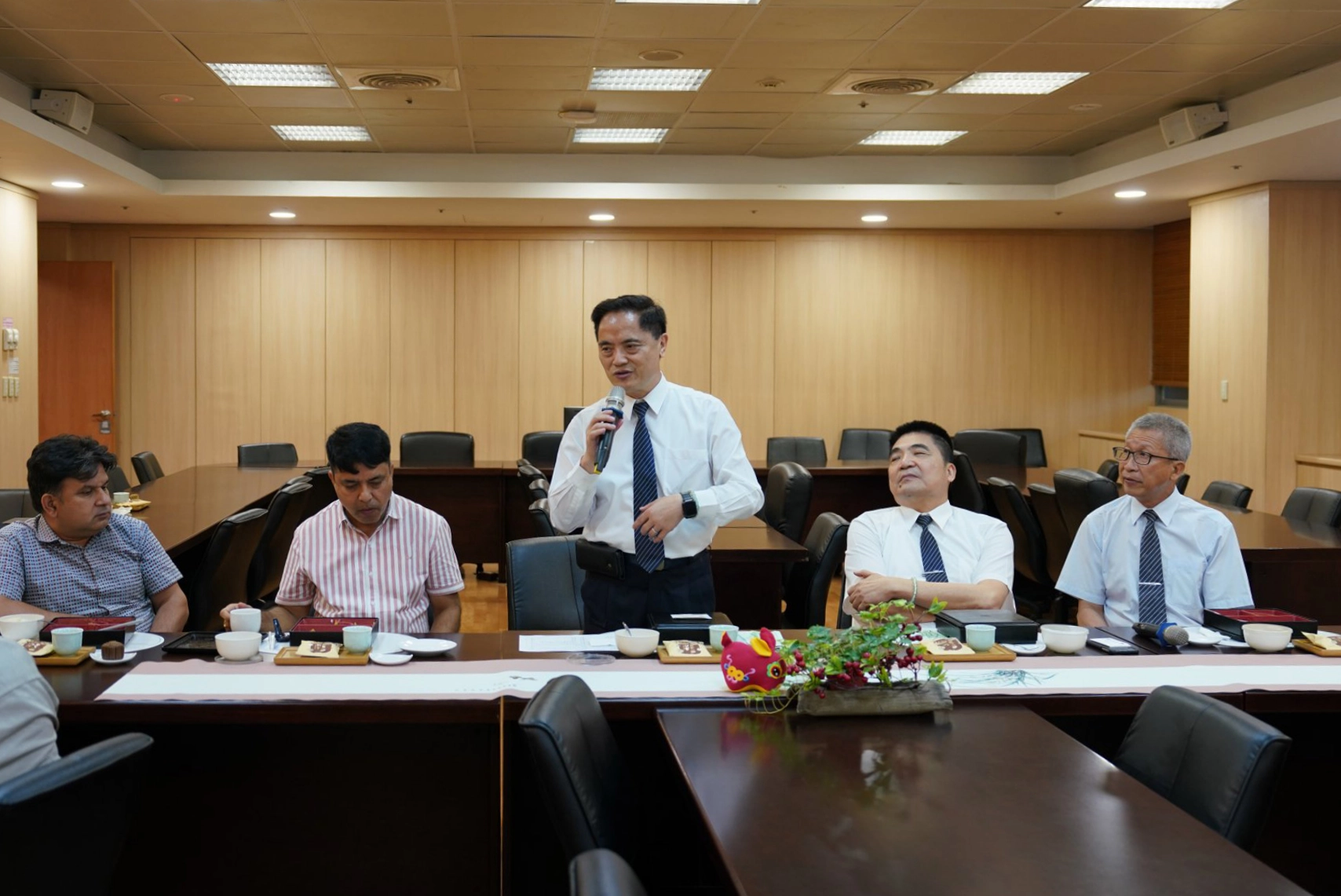 林欣榮院長(左三)致詞指出，在國際人醫年會中，也討論到，如何結合尼泊爾政府與志工，完成上人的願，羅慶徽副院長(右三)、Upendra Dhungana (Senior Public Health Administrator，左一)、Bhawanath Khatiwada (Under Secretary, Department of Health Service，左二)、Bisho Rup Kadka (Advisor to Health Minister，右一)、陳吉民醫師(右二)在旁仔細聆聽。