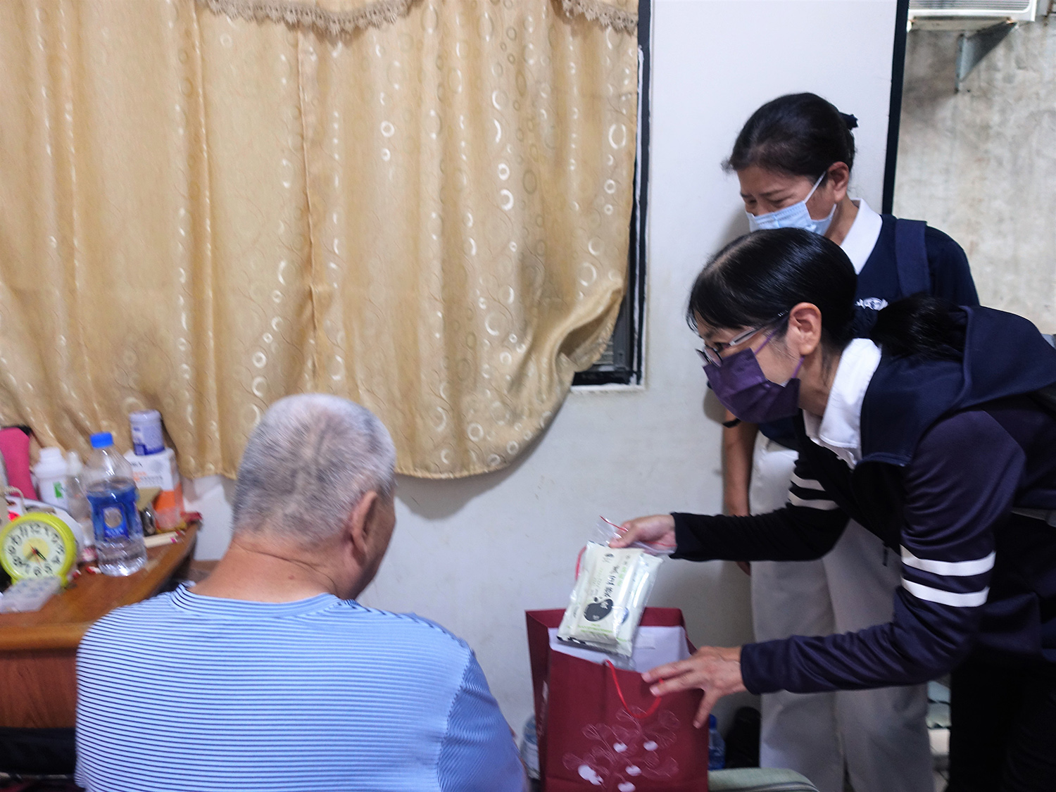 慈濟社工與志工針對弱勢家庭與獨居長者進行關懷。(圖為慈濟基金會提供)