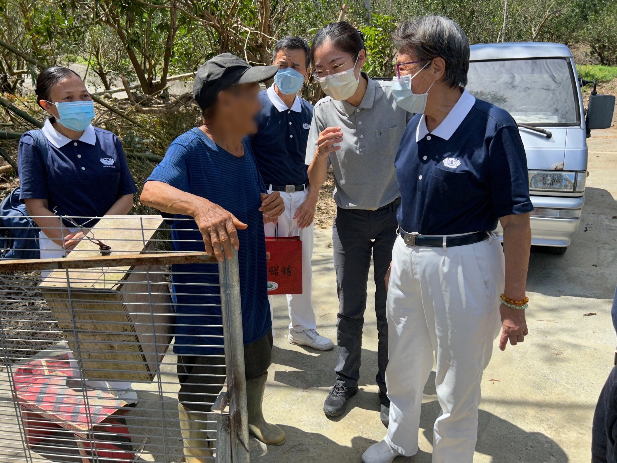 慈濟社工與志工日前到山上關懷獨居的廖爺爺。(圖為慈濟基金會提供)