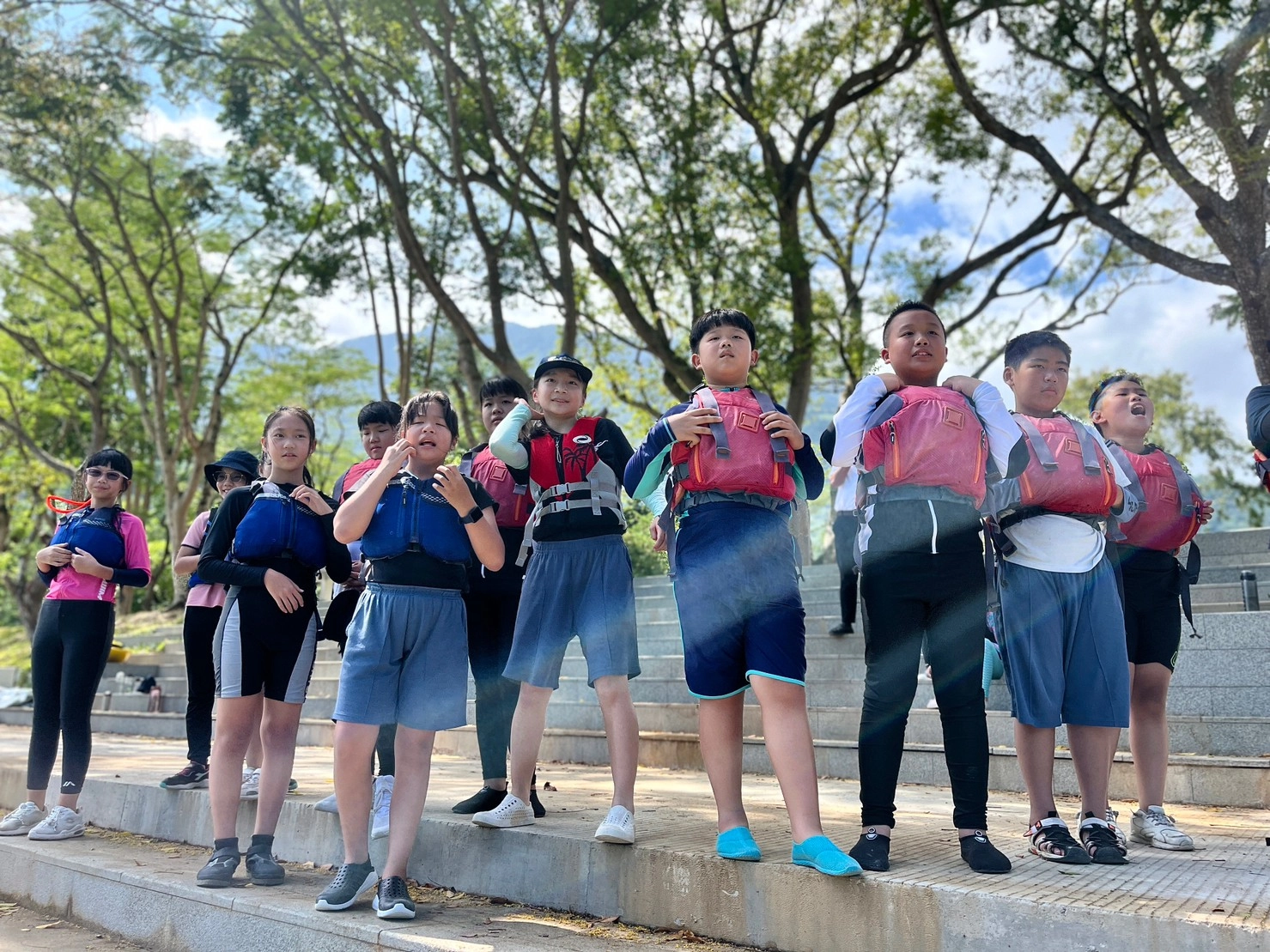 挑戰即將開始，孩子目光堅定地望向遠方。