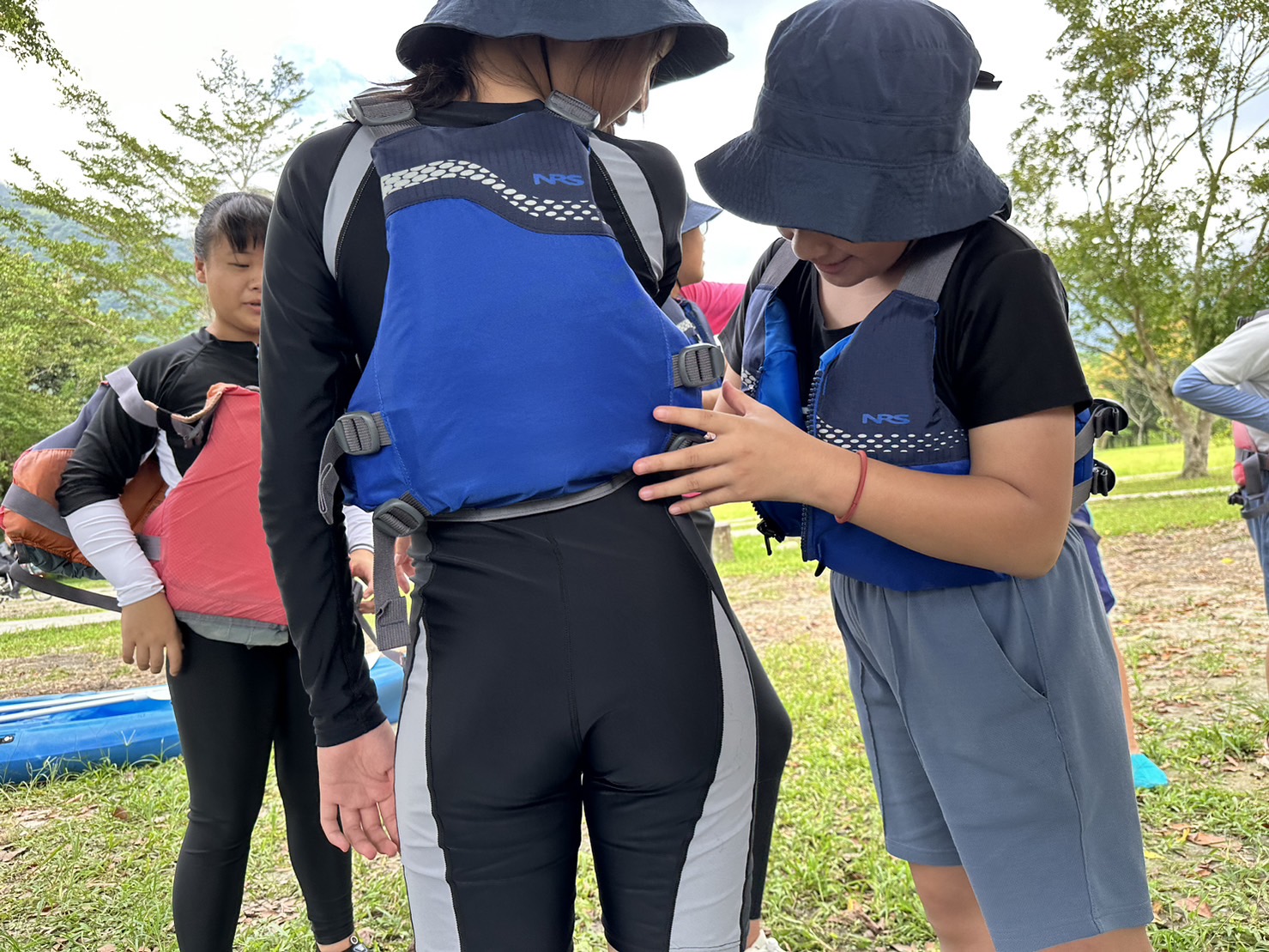自己安全自己負責，孩子相互檢查救生衣是否穿妥。