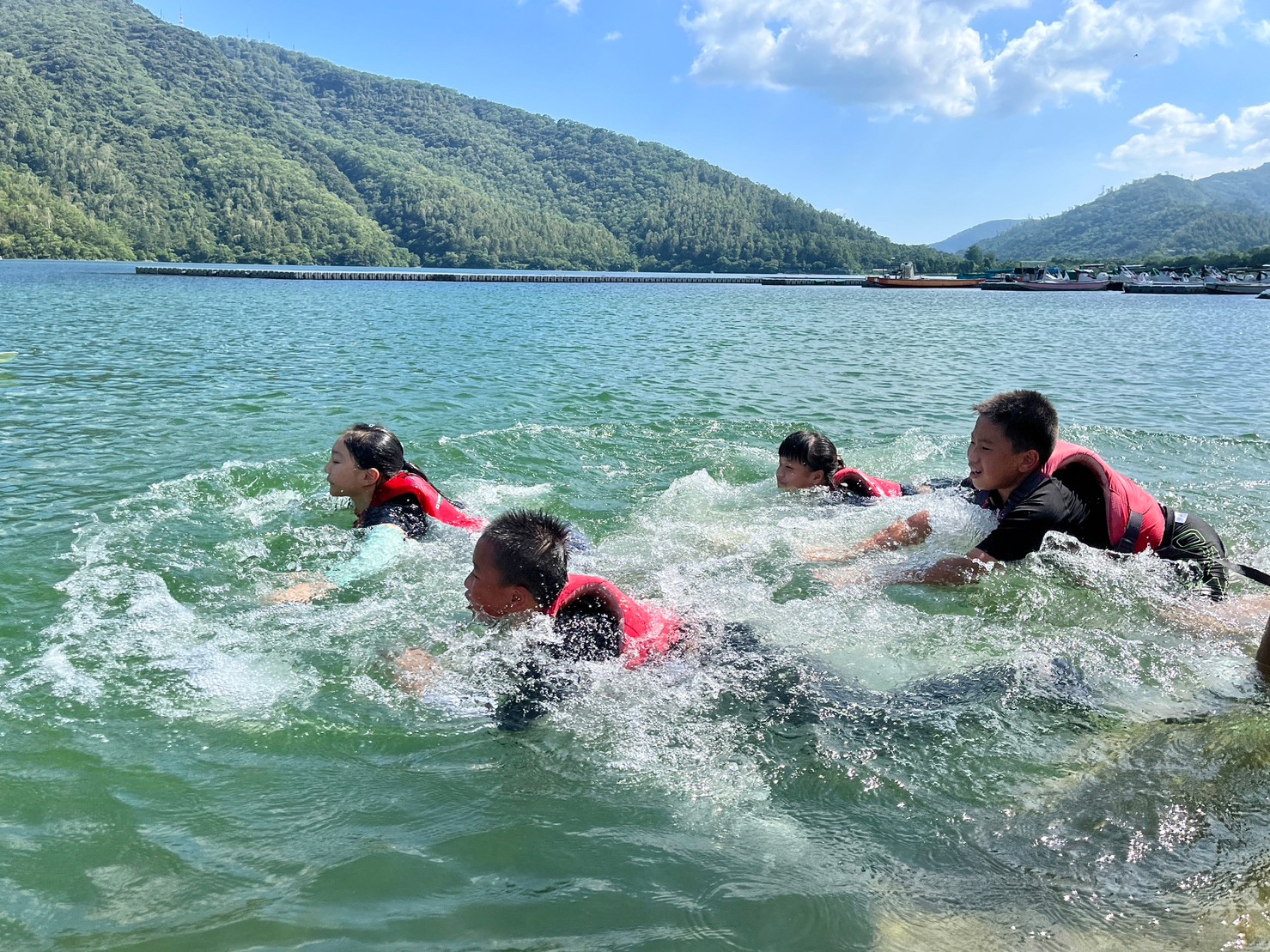 泳氣可嘉-孩子須游約100公尺的距離，到達目的地才算完成任務。
