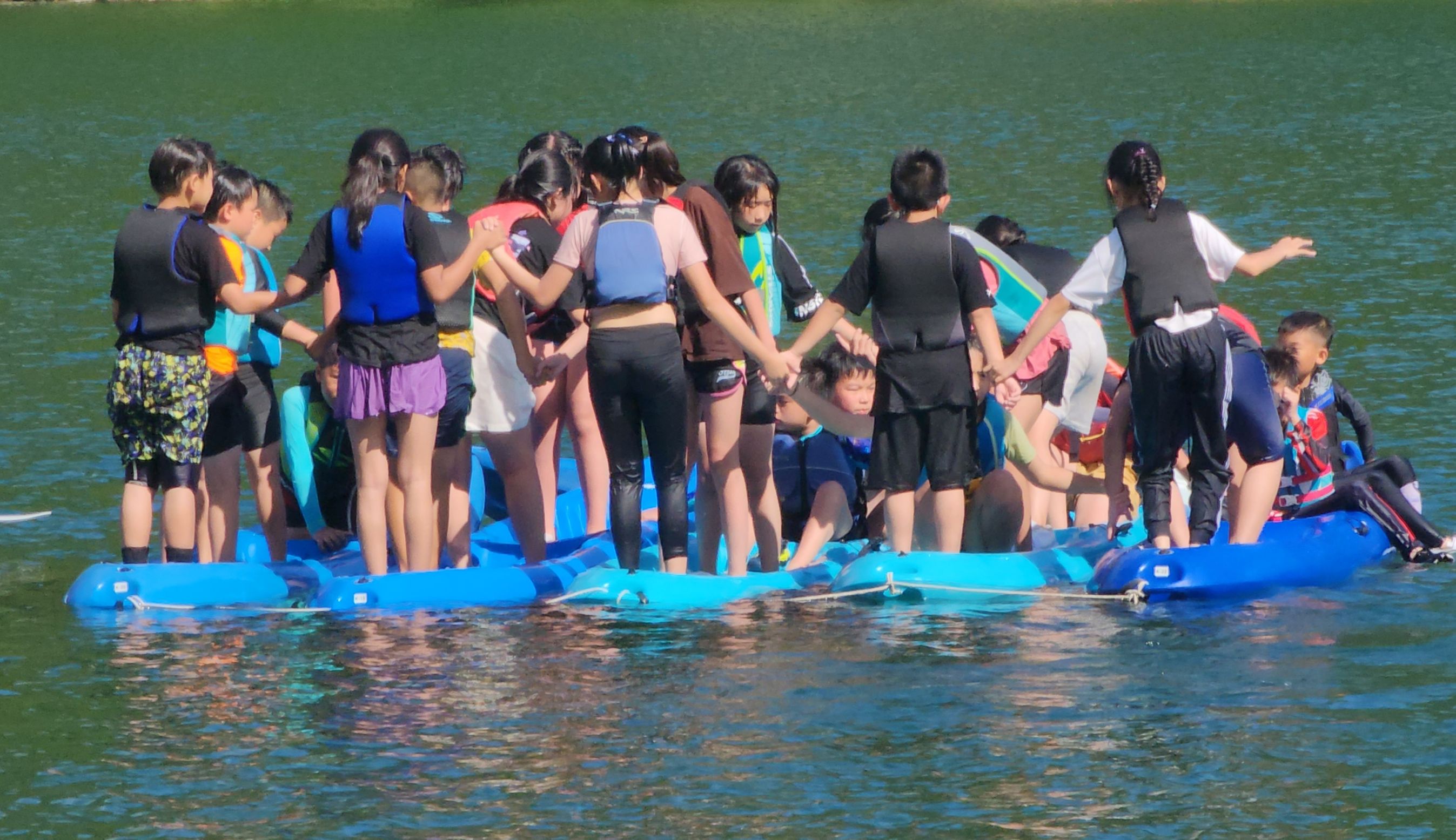 同舟共濟-划船容易，立舟難，全班同學在潭中的獨木舟上全部站立起來。