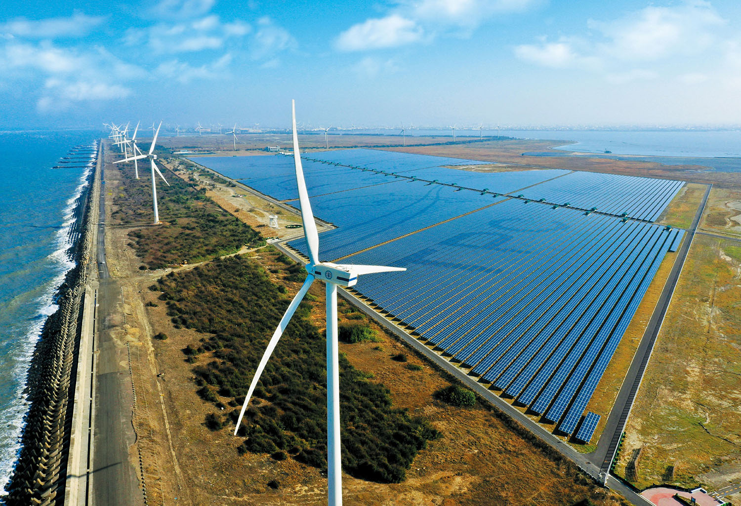  綠能成為擴大減煤的重要助力，包括近期風力發電屢創新高，結合太陽光電出力甚至一度高達800萬瓩以上。 綠能成為擴大減煤的重要助力，包括近期風力發電屢創新高，結合太陽光電出力甚至一度高達800萬瓩以上。