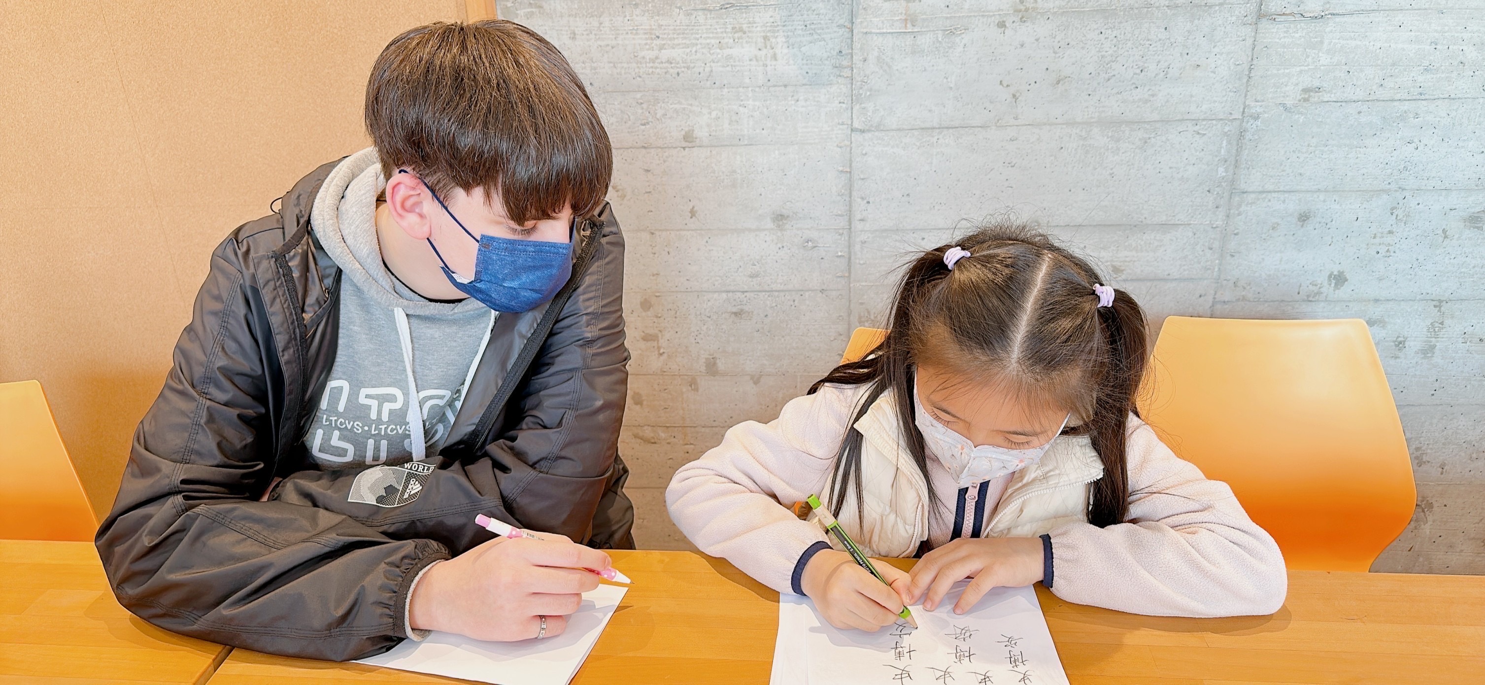 新妤同學教導新住民子女硬筆書法