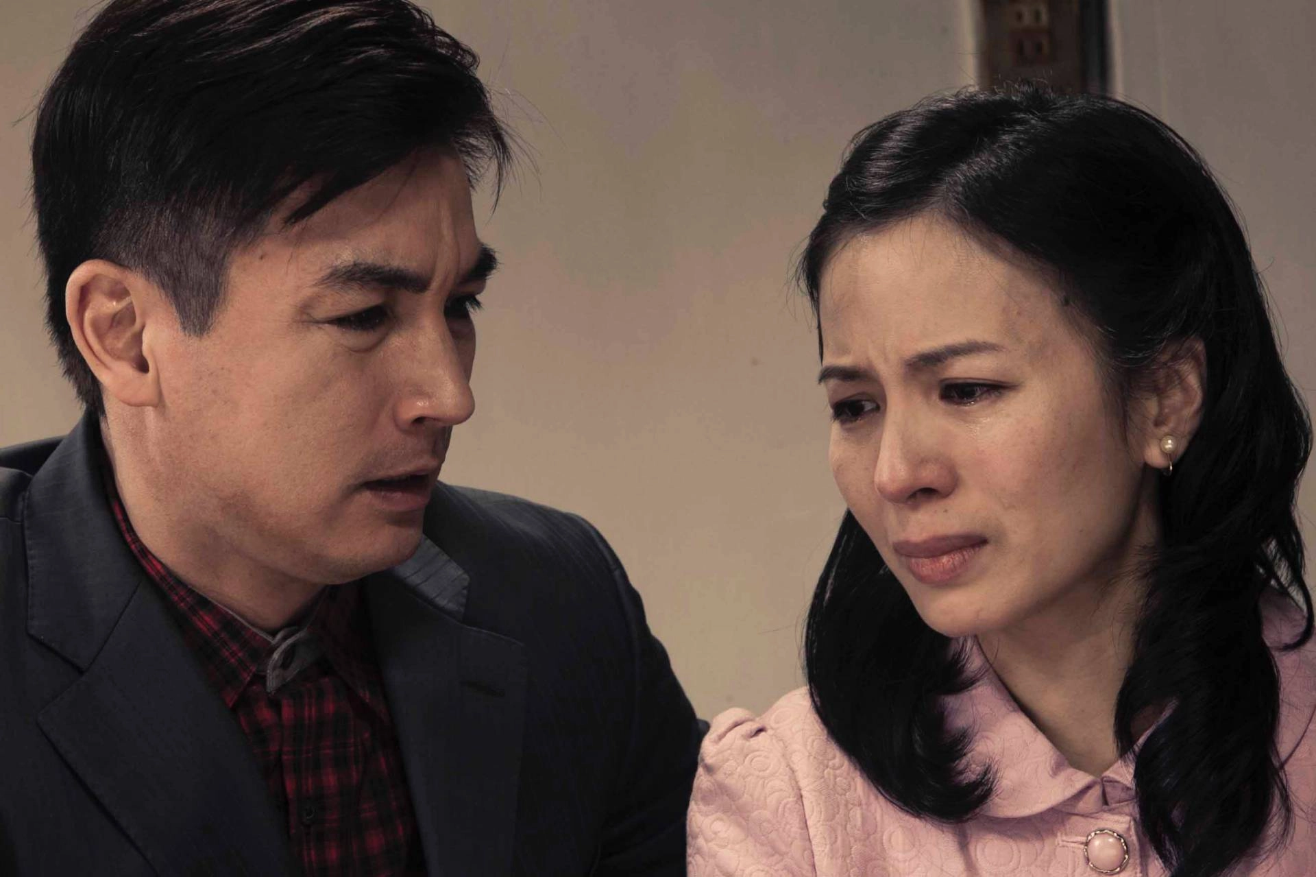 伊正(左)與已故的洪瑞襄(中)在《生命的樂章》中飾演夫妻，劇中兩人面對大兒子往生痛苦
