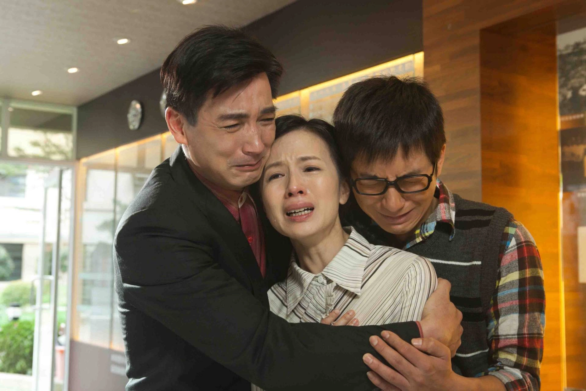 伊正(左)與已故的洪瑞襄(中)在《生命的樂章》中飾演夫妻。吳忠諺(右)飾演小兒子