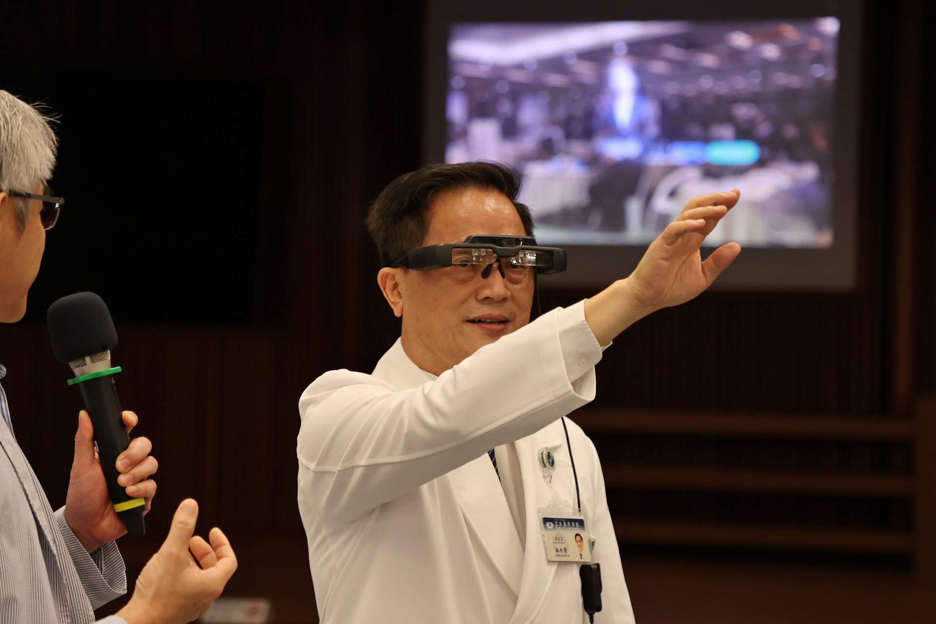 林欣榮院長戴上AR眼鏡，體驗「AR智能解說員」，不僅可以向民眾推廣捐贈造血幹細胞的善舉，並解答相關問題以及釐清可能的疑惑。