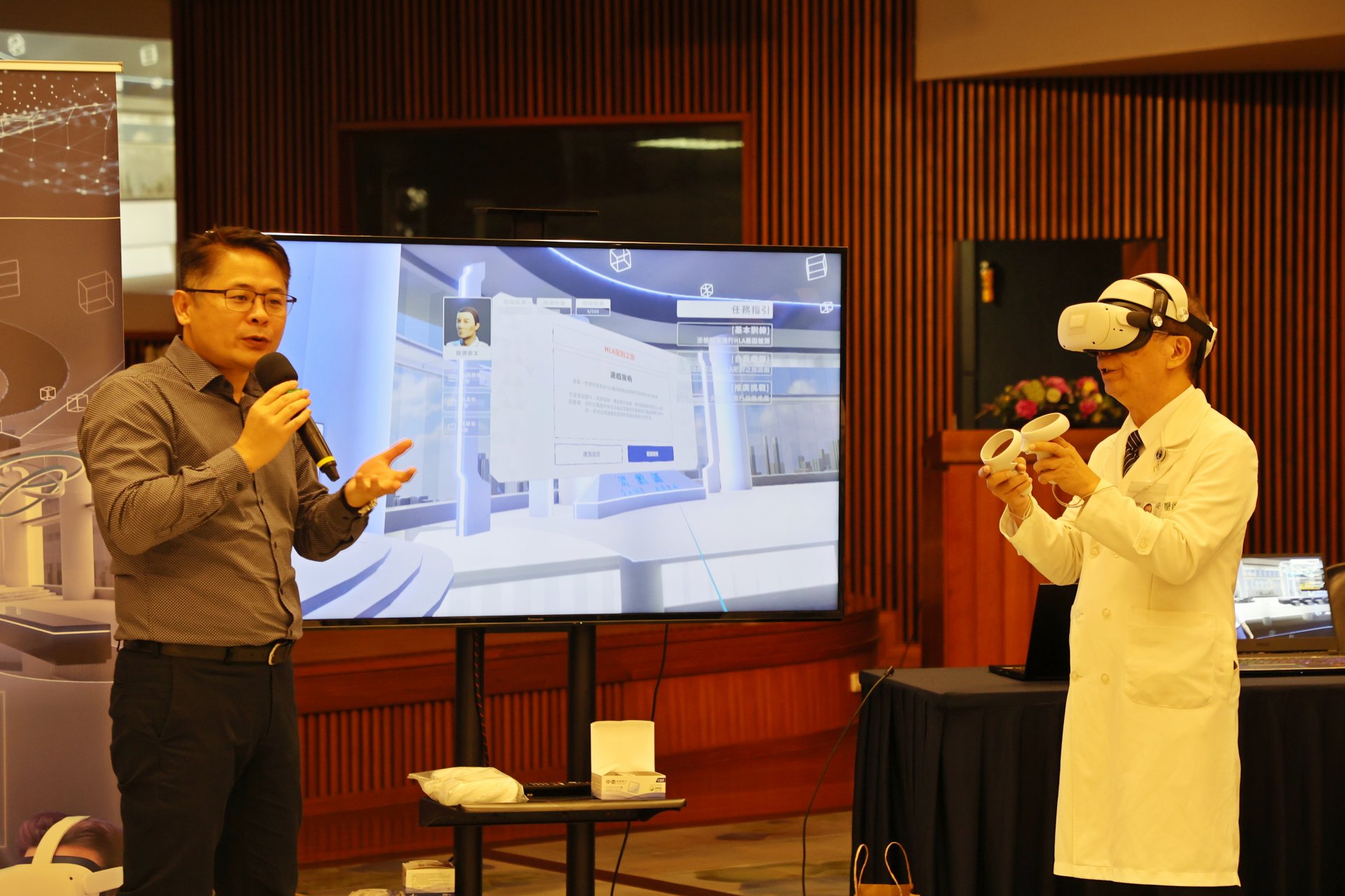 吳彬安副院長(右)體驗「造血幹細胞捐贈元宇宙」跨平台系統。