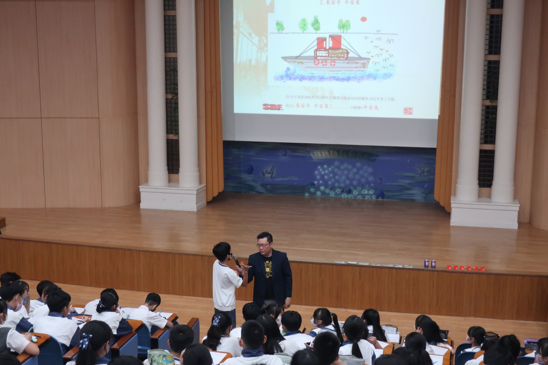 國一同學回應講師提問,互動熱烈。