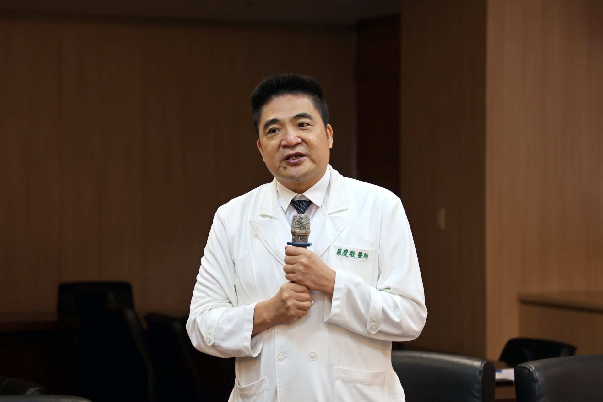 羅慶徽副院長主持雙方交流會議。