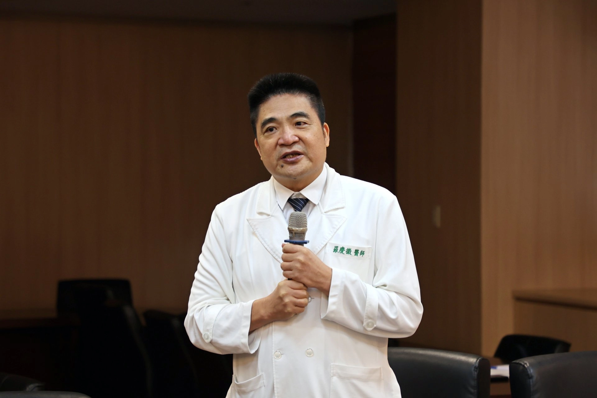 羅慶徽副院長主持雙方交流會議。